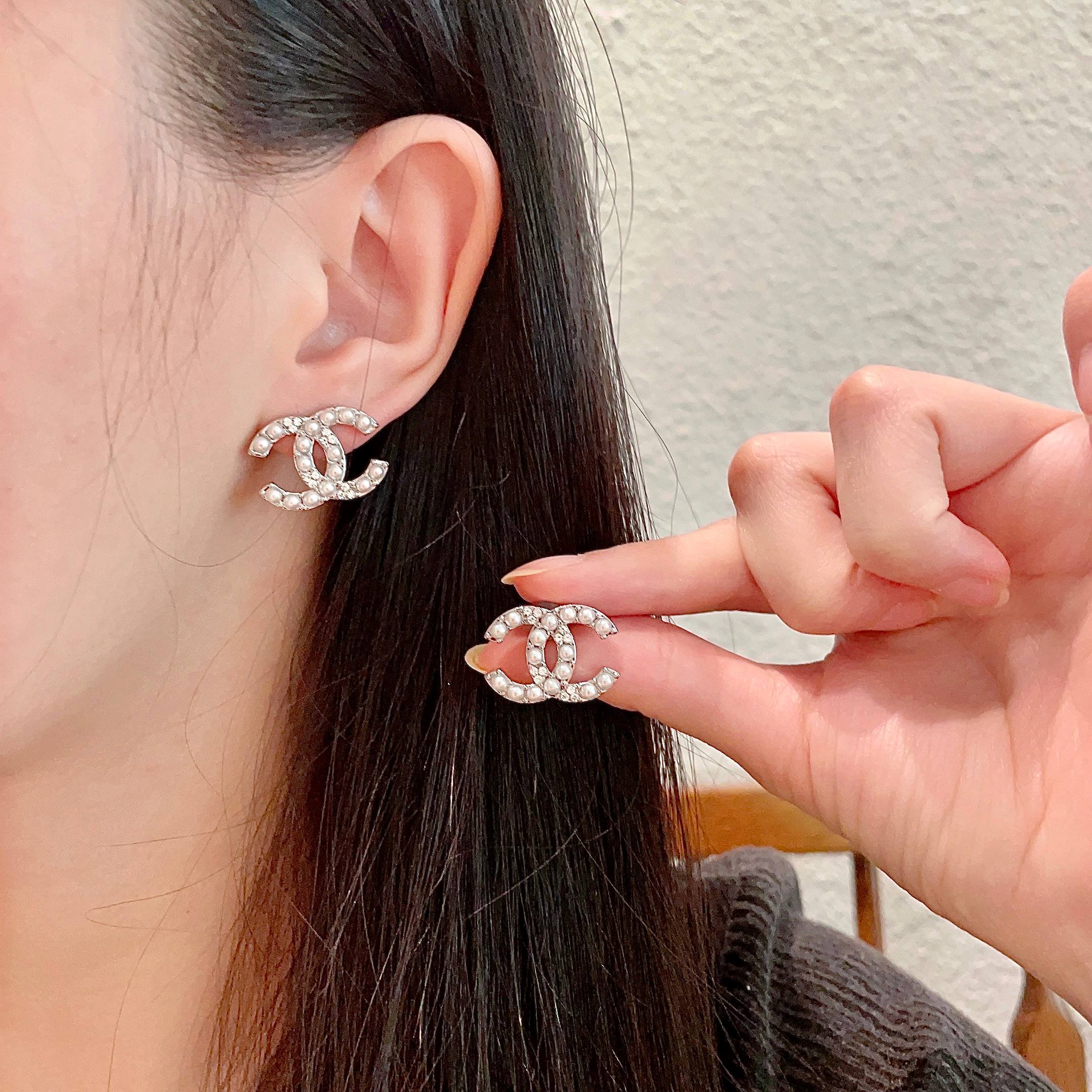  Chanel香奈儿 中古 耳钉👀小香家的款式真心无需多介绍😘🎶每一款都超好看，精致大方，非常显气质.