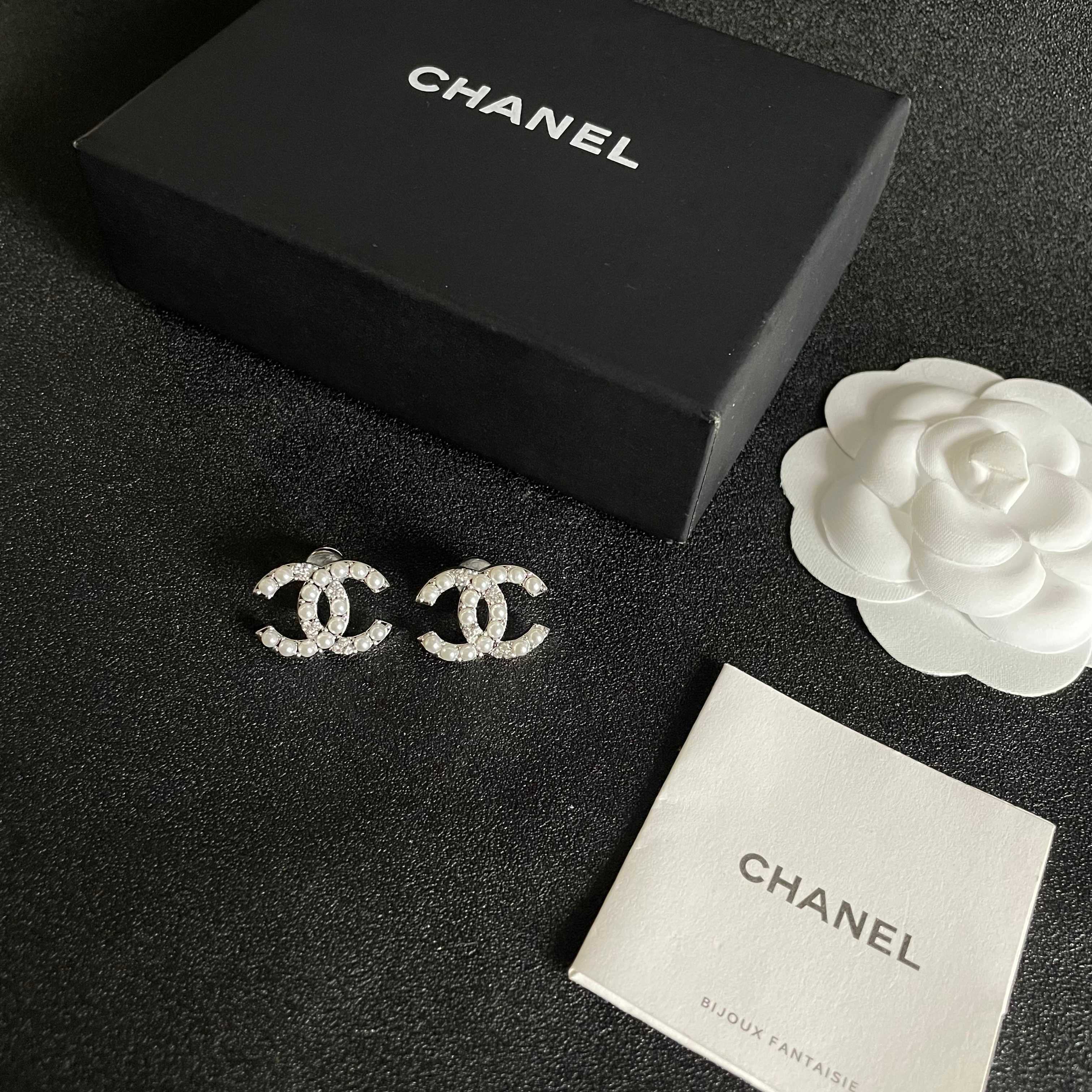  Chanel香奈儿 中古 耳钉👀小香家的款式真心无需多介绍😘🎶每一款都超好看，精致大方，非常显气质.
