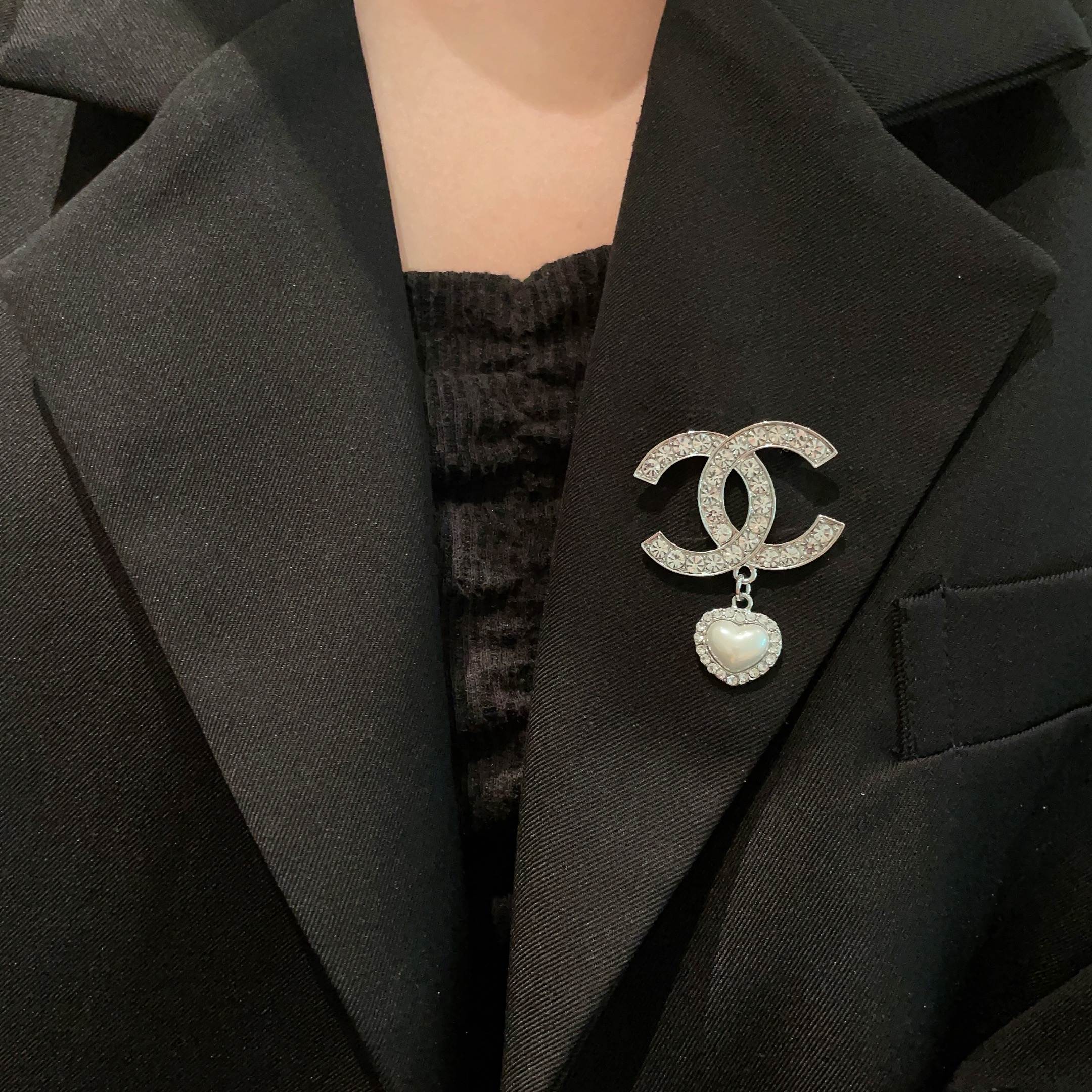  CHANEL🇫🇷小香 专柜新款同步上新香奈儿胸针，是最懂女人的饰物。那些倾注了全部心血去做自己的女人，
