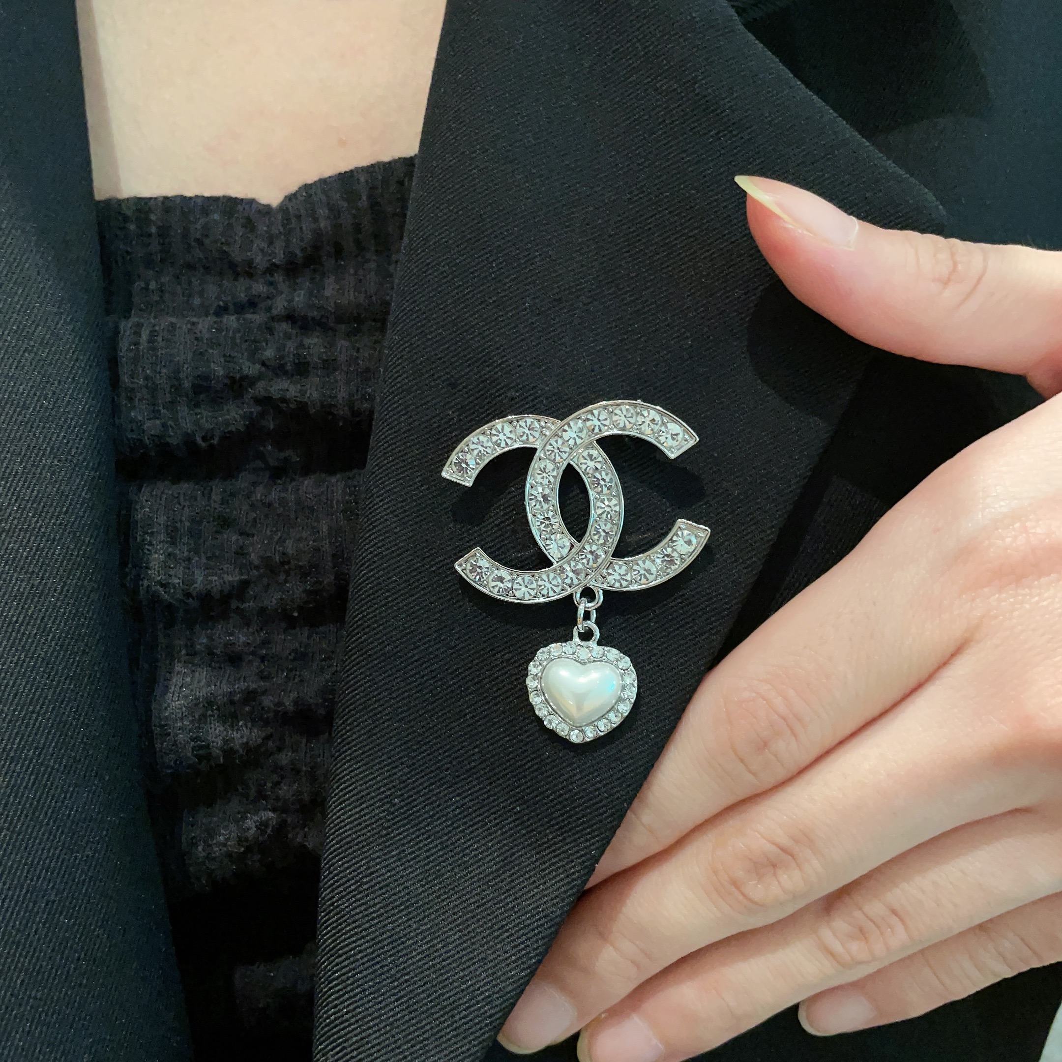  CHANEL🇫🇷小香 专柜新款同步上新香奈儿胸针，是最懂女人的饰物。那些倾注了全部心血去做自己的女人，