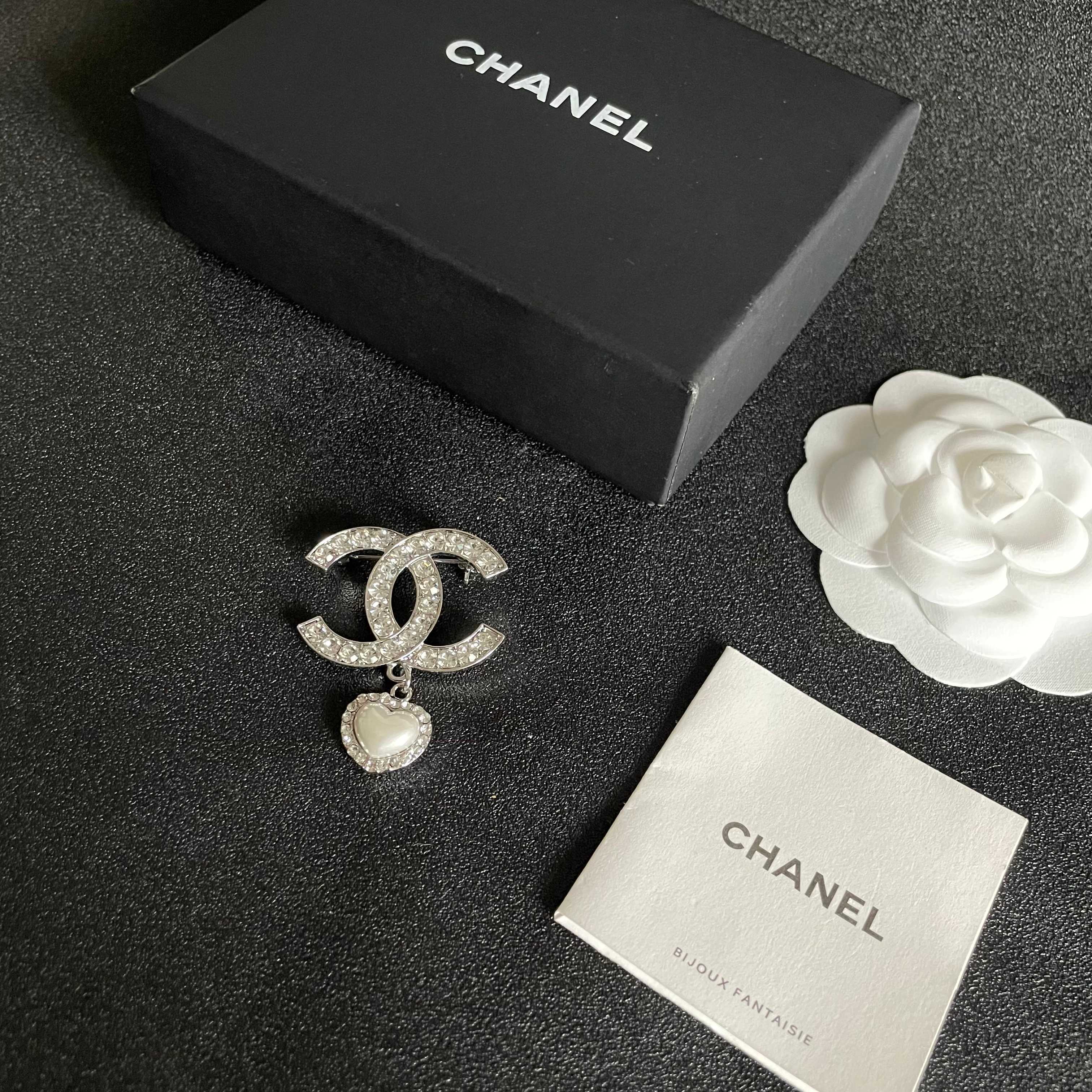  CHANEL🇫🇷小香 专柜新款同步上新香奈儿胸针，是最懂女人的饰物。那些倾注了全部心血去做自己的女人，