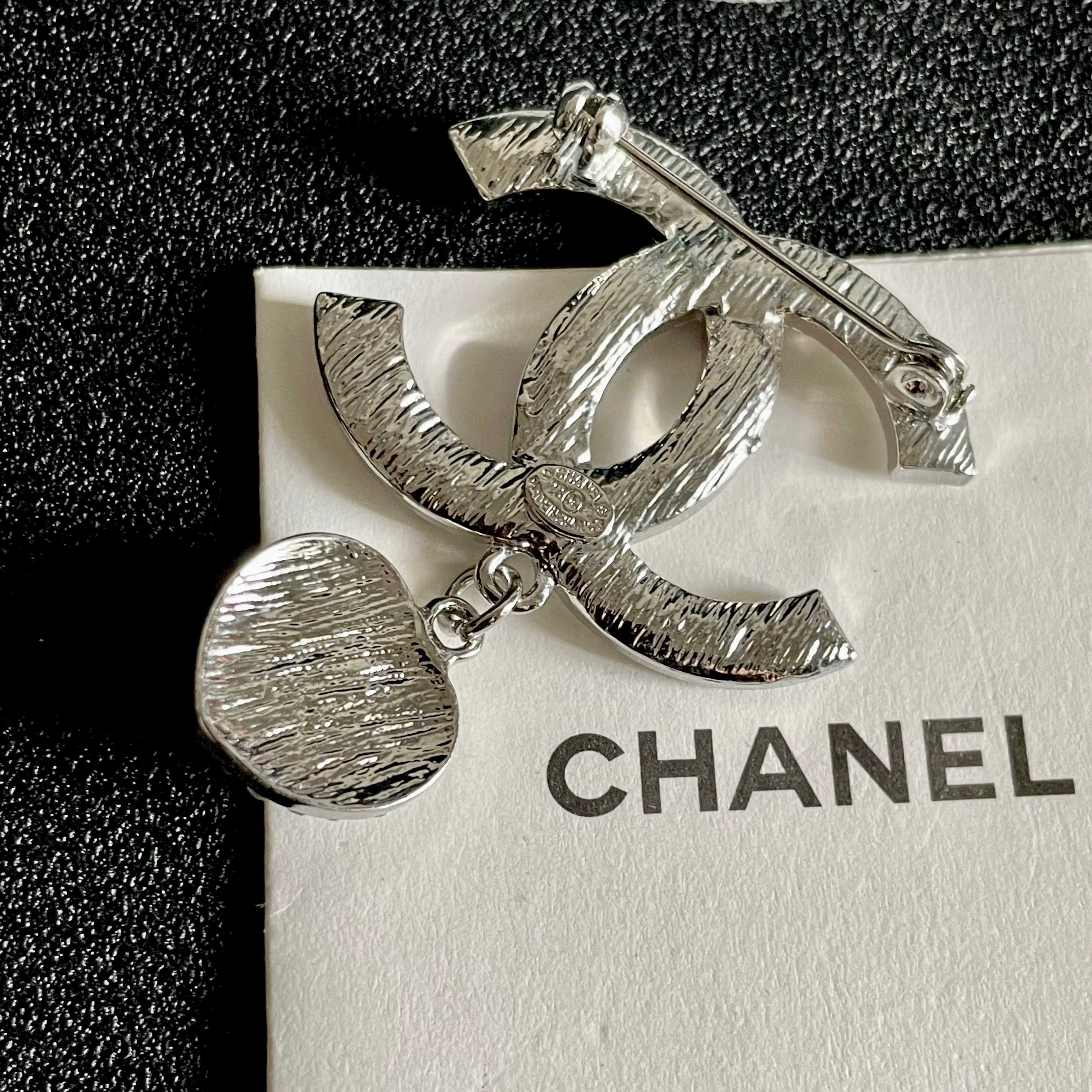  CHANEL🇫🇷小香 专柜新款同步上新香奈儿胸针，是最懂女人的饰物。那些倾注了全部心血去做自己的女人，