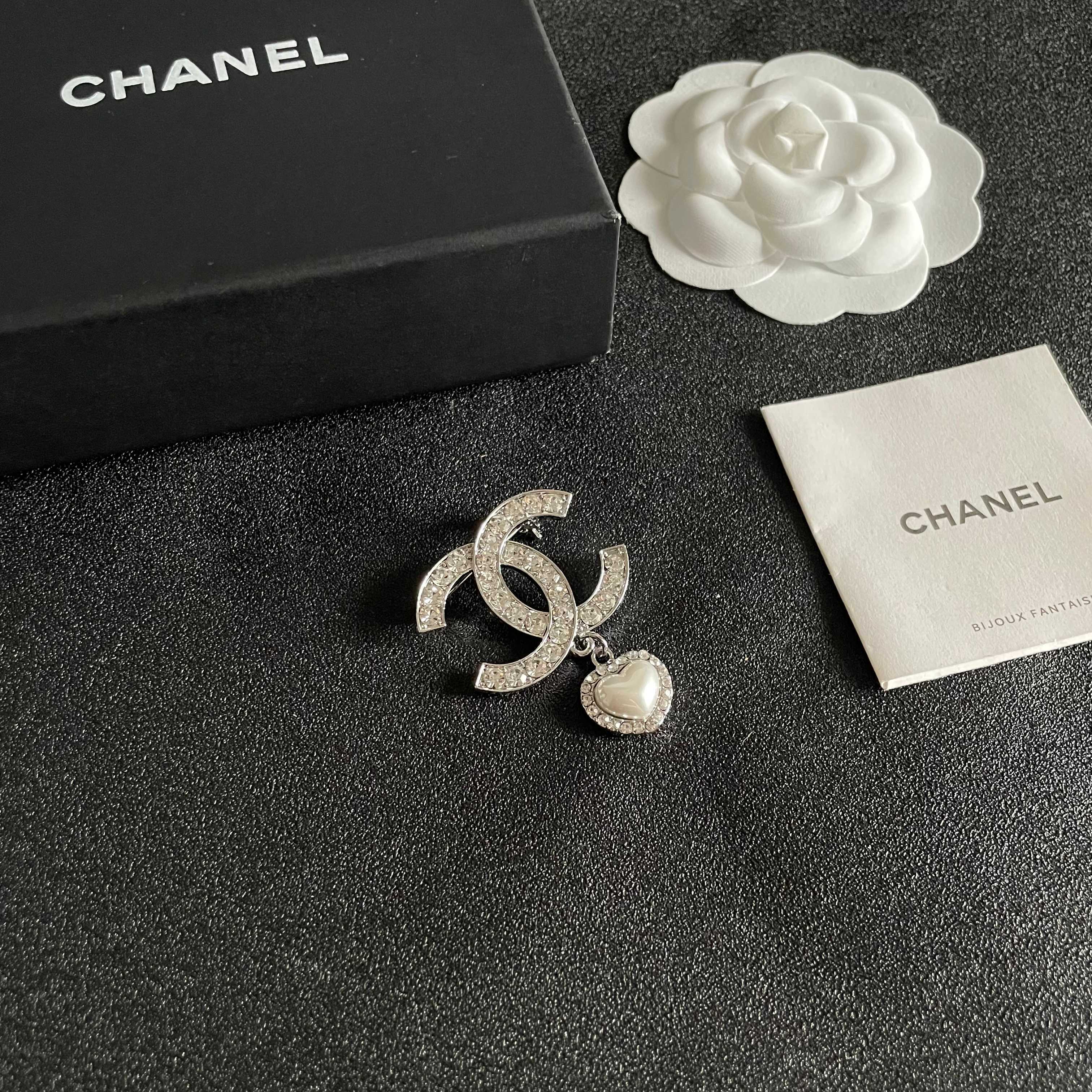  CHANEL🇫🇷小香 专柜新款同步上新香奈儿胸针，是最懂女人的饰物。那些倾注了全部心血去做自己的女人，