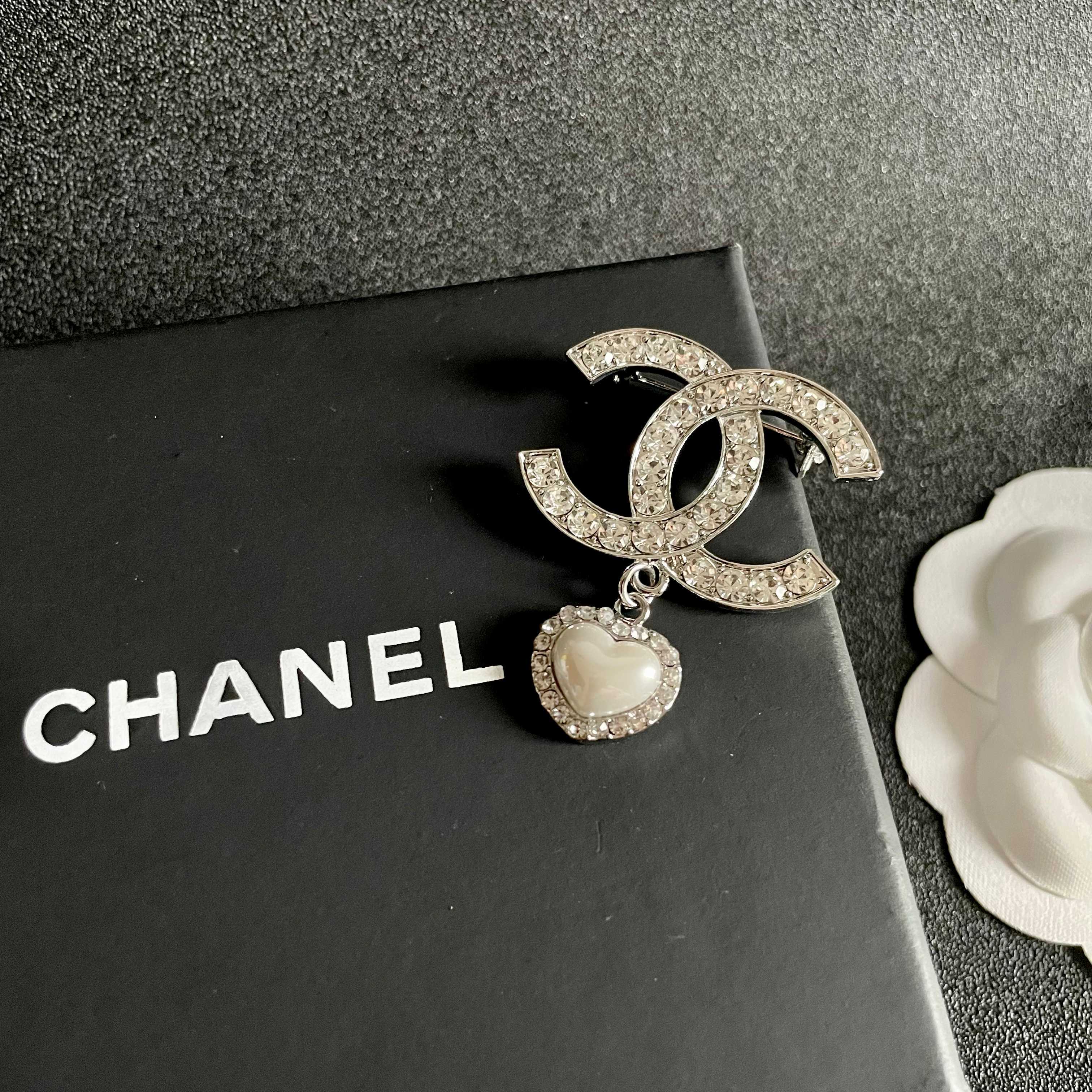  CHANEL🇫🇷小香 专柜新款同步上新香奈儿胸针，是最懂女人的饰物。那些倾注了全部心血去做自己的女人，