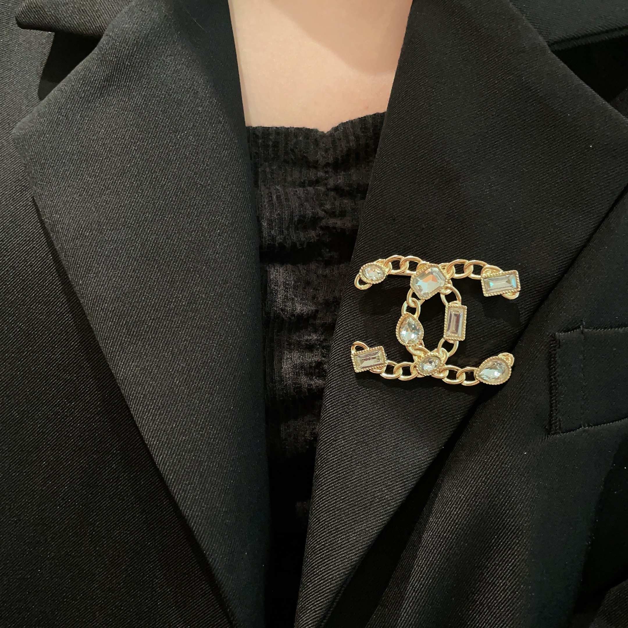  CHANEL🇫🇷小香 专柜新款同步上新香奈儿胸针，是最懂女人的饰物。那些倾注了全部心血去做自己的女人，