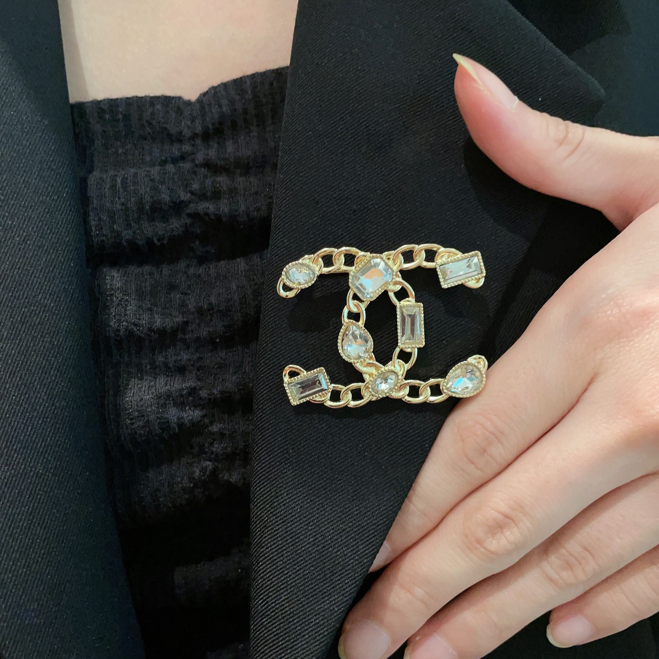  CHANEL🇫🇷小香 专柜新款同步上新香奈儿胸针，是最懂女人的饰物。那些倾注了全部心血去做自己的女人，