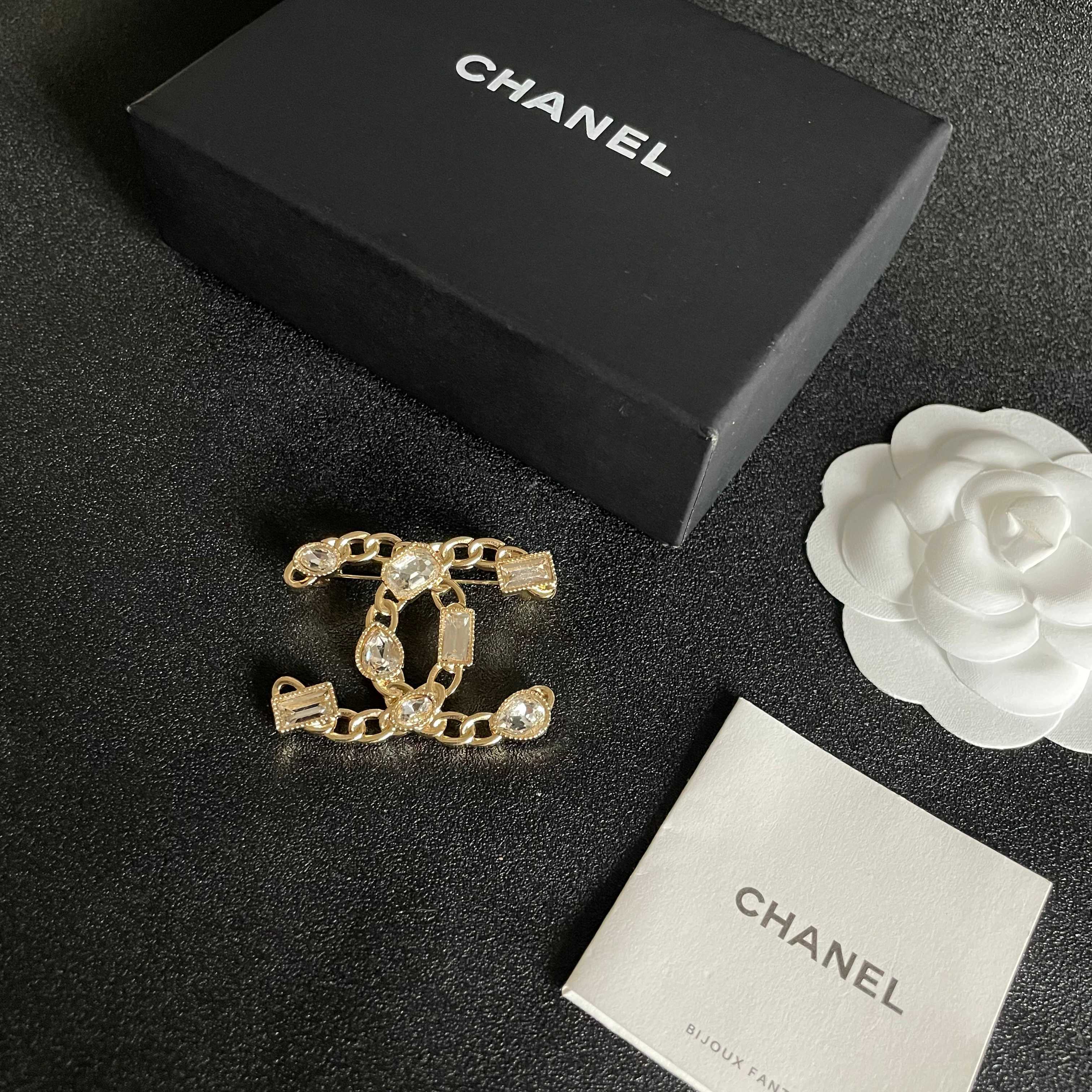  CHANEL🇫🇷小香 专柜新款同步上新香奈儿胸针，是最懂女人的饰物。那些倾注了全部心血去做自己的女人，