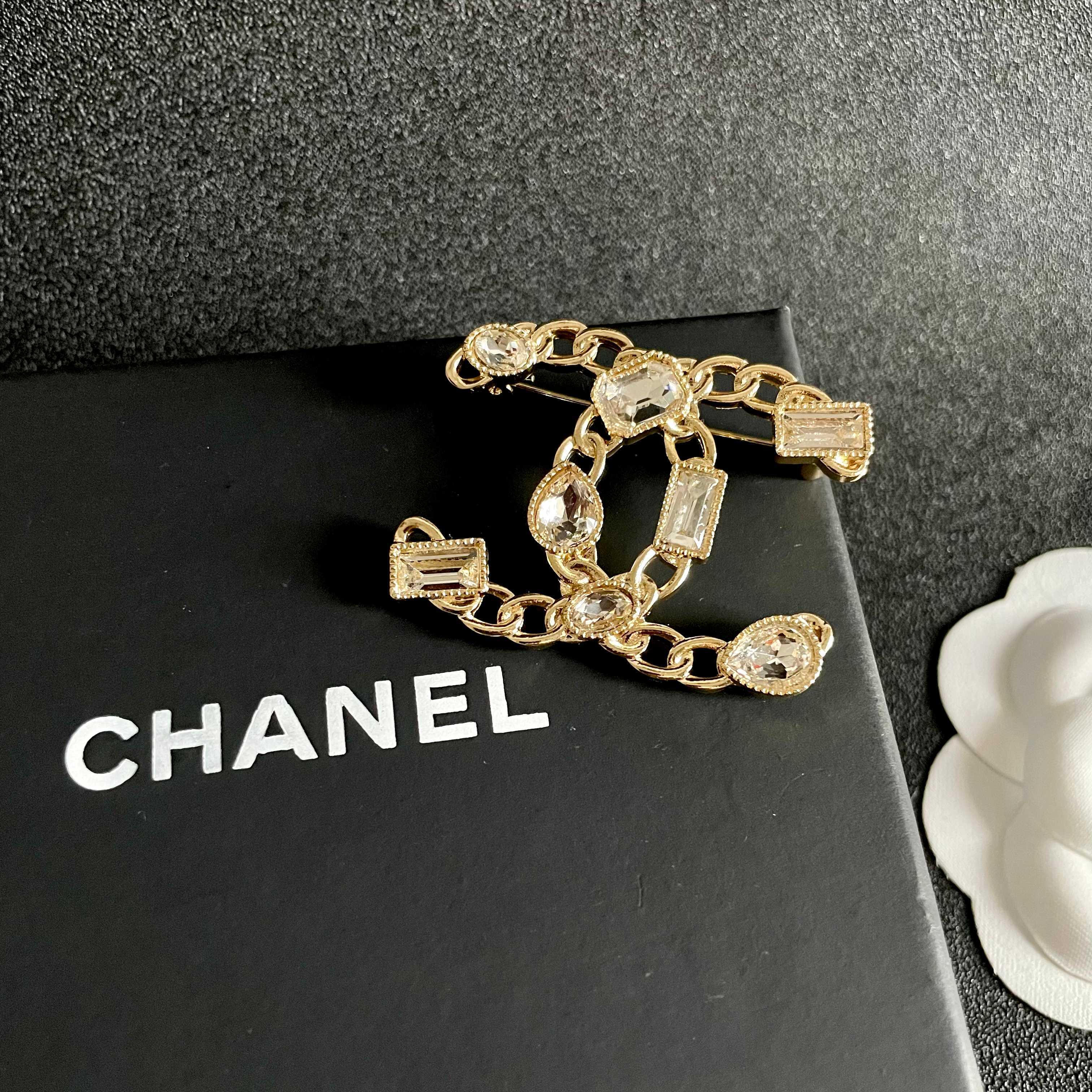  CHANEL🇫🇷小香 专柜新款同步上新香奈儿胸针，是最懂女人的饰物。那些倾注了全部心血去做自己的女人，