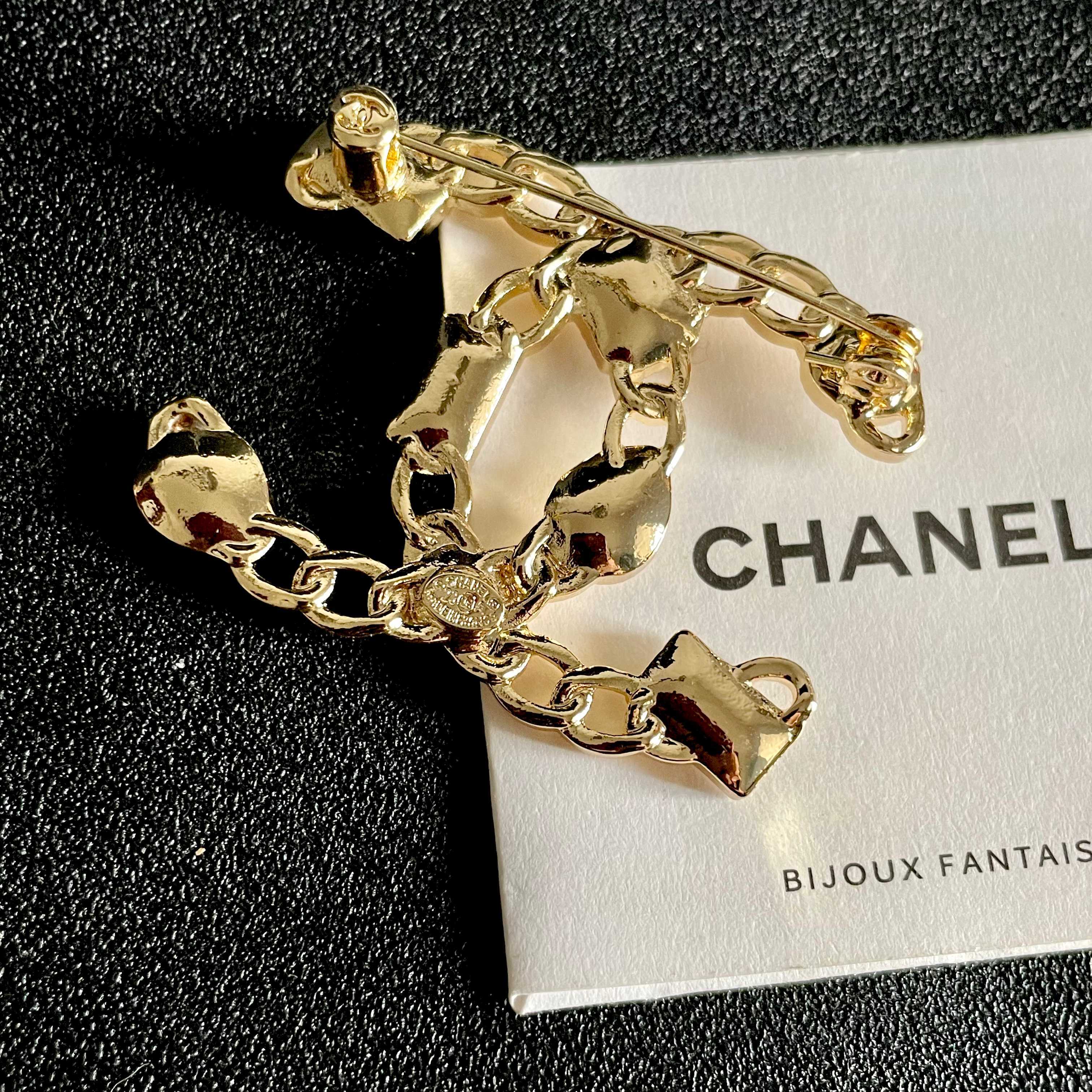  CHANEL🇫🇷小香 专柜新款同步上新香奈儿胸针，是最懂女人的饰物。那些倾注了全部心血去做自己的女人，