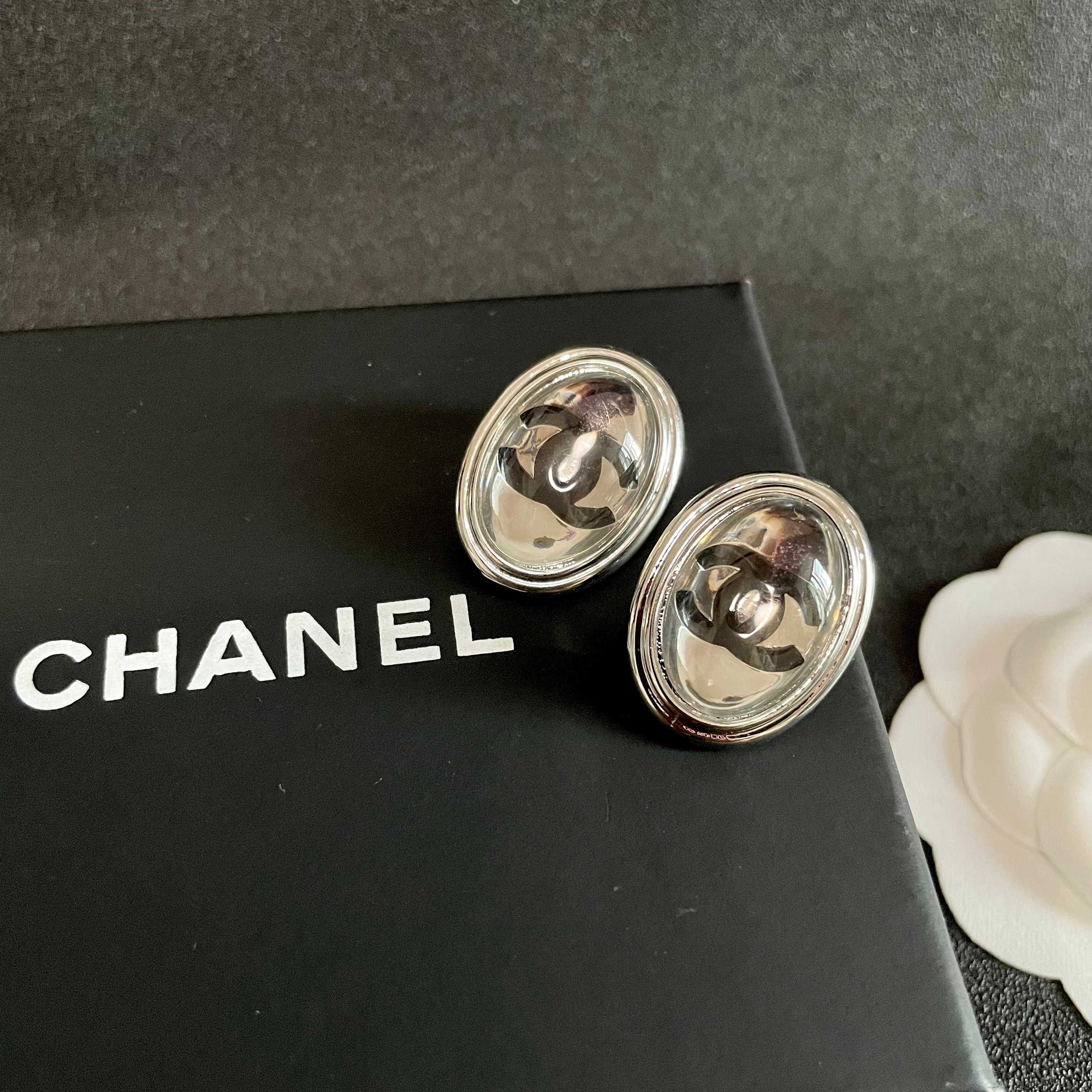  Chanel香奈儿 中古 耳钉👀小香家的款式真心无需多介绍😘🎶每一款都超好看，精致大方，非常显气质.