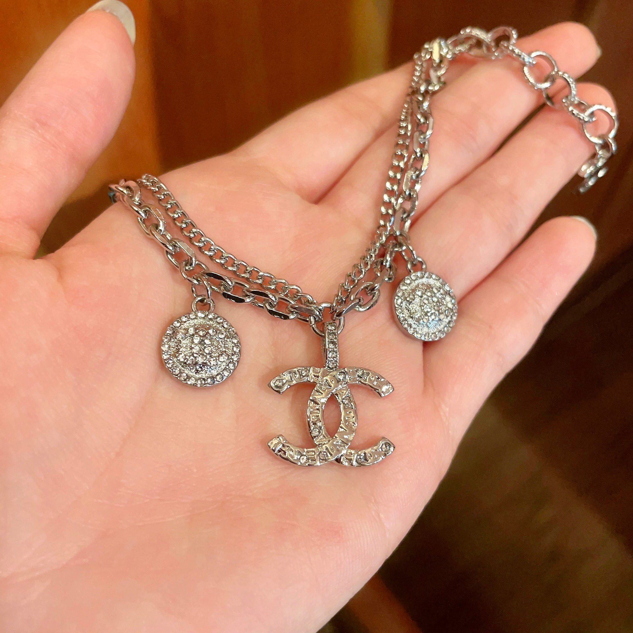  Chanel香奈儿 中古 字母手链👀小香家的款式真心无需多介绍😘🎶每一款都超好看，精致大方，非常显气质