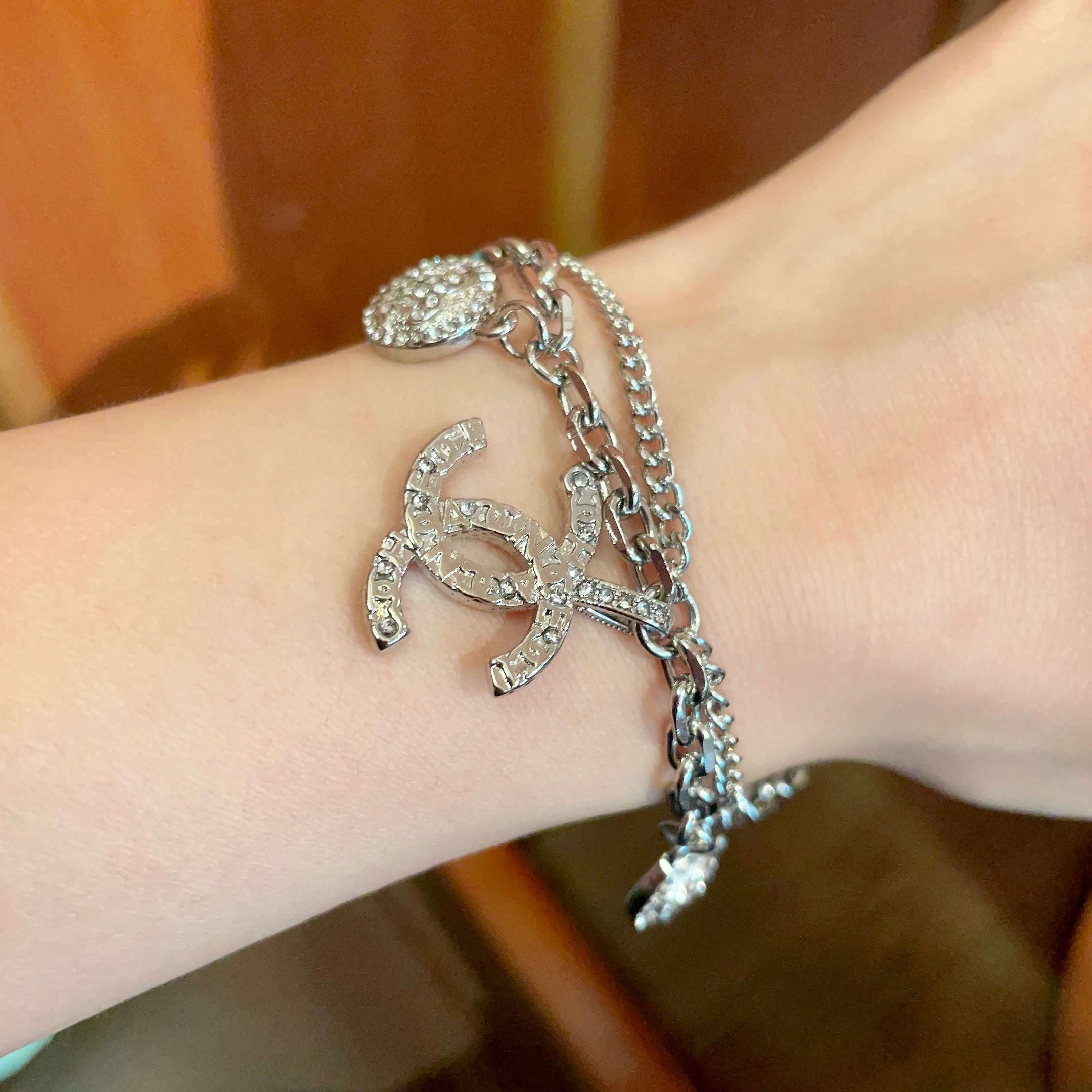  Chanel香奈儿 中古 字母手链👀小香家的款式真心无需多介绍😘🎶每一款都超好看，精致大方，非常显气质