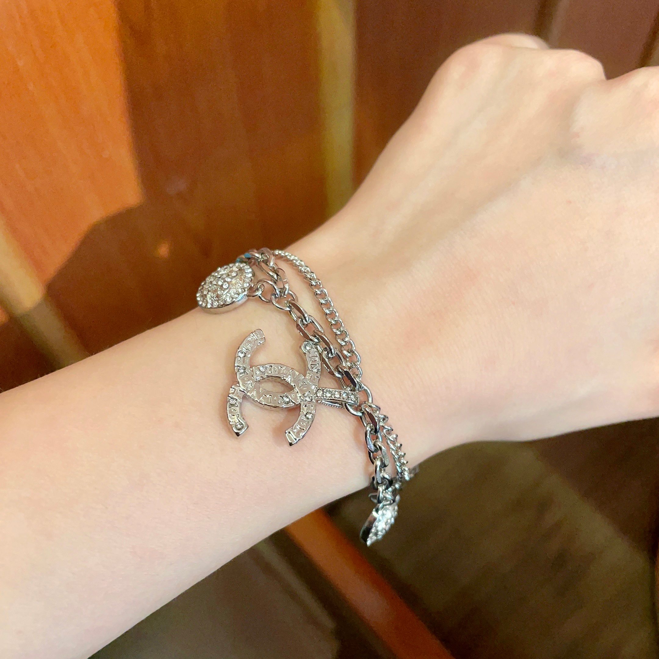  Chanel香奈儿 中古 字母手链👀小香家的款式真心无需多介绍😘🎶每一款都超好看，精致大方，非常显气质