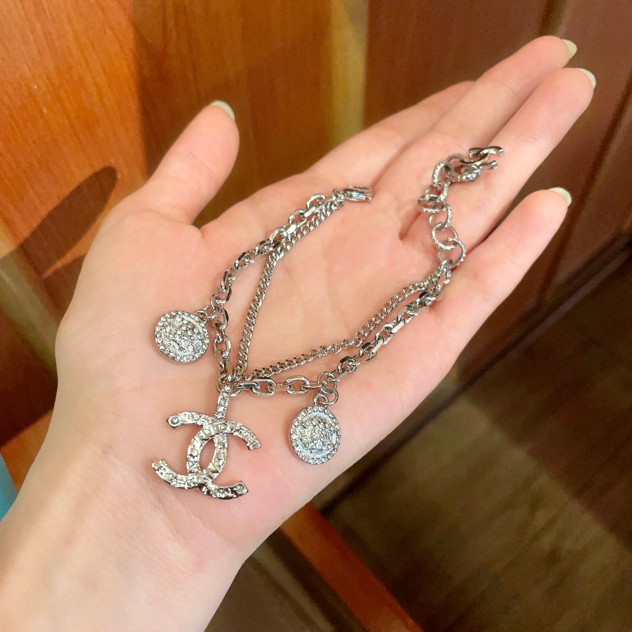  Chanel香奈儿 中古 字母手链👀小香家的款式真心无需多介绍😘🎶每一款都超好看，精致大方，非常显气质