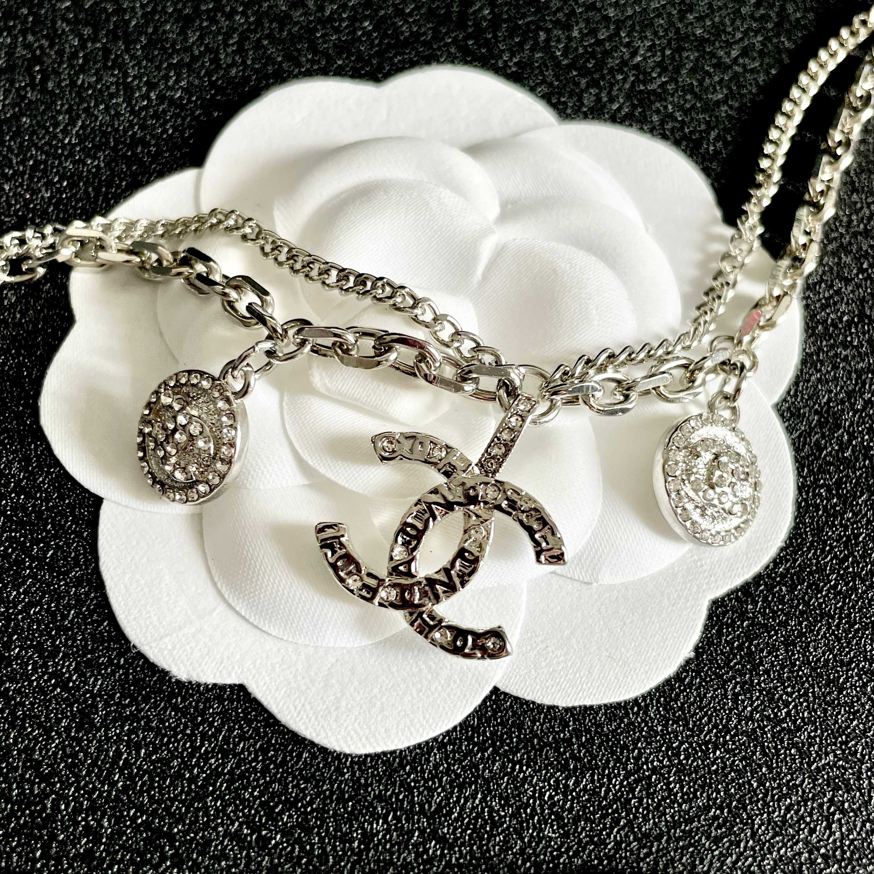  Chanel香奈儿 中古 字母手链👀小香家的款式真心无需多介绍😘🎶每一款都超好看，精致大方，非常显气质