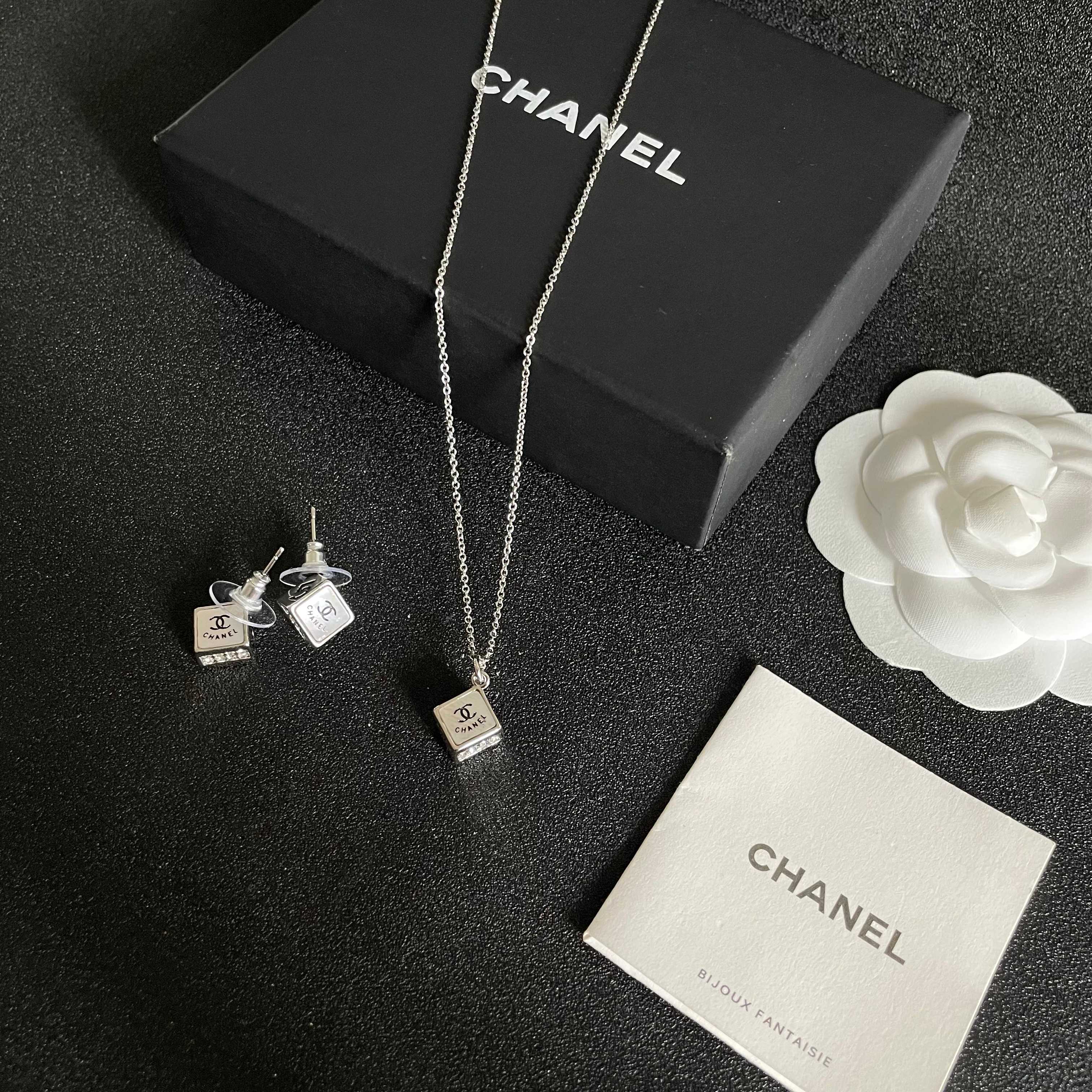  Chanel香奈儿 中古 耳钉👀小香家的款式真心无需多介绍😘🎶每一款都超好看，精致大方，非常显气质.