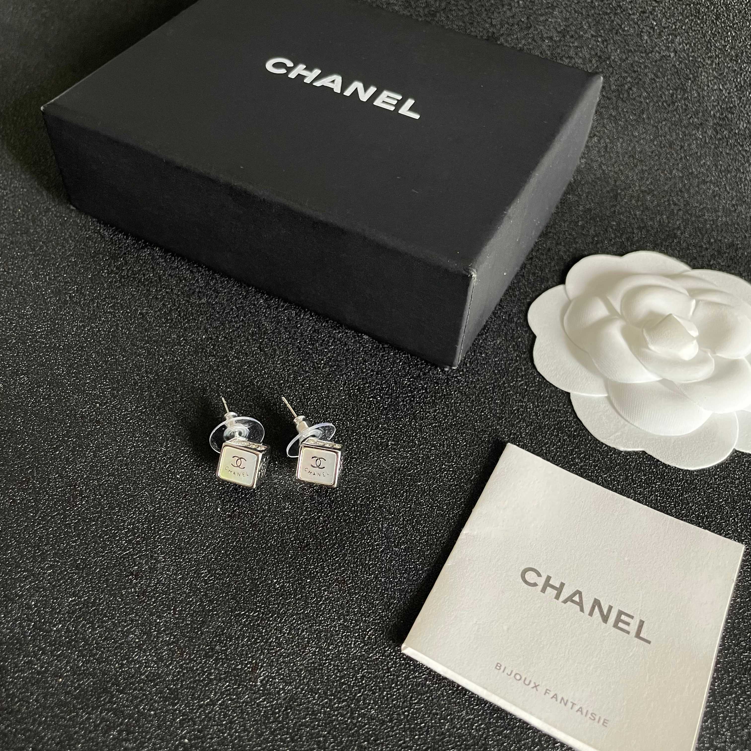  Chanel香奈儿 中古 耳钉👀小香家的款式真心无需多介绍😘🎶每一款都超好看，精致大方，非常显气质.