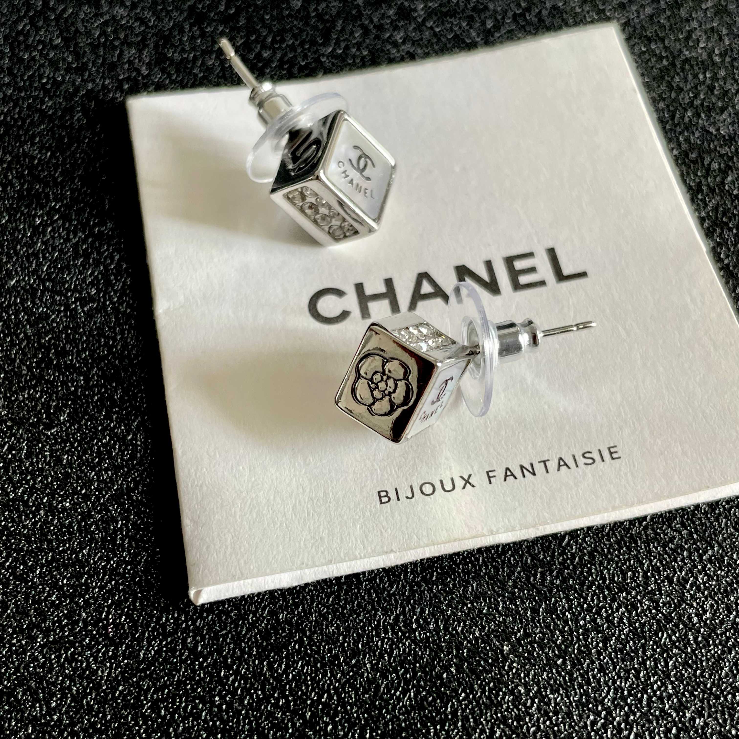  Chanel香奈儿 中古 耳钉👀小香家的款式真心无需多介绍😘🎶每一款都超好看，精致大方，非常显气质.