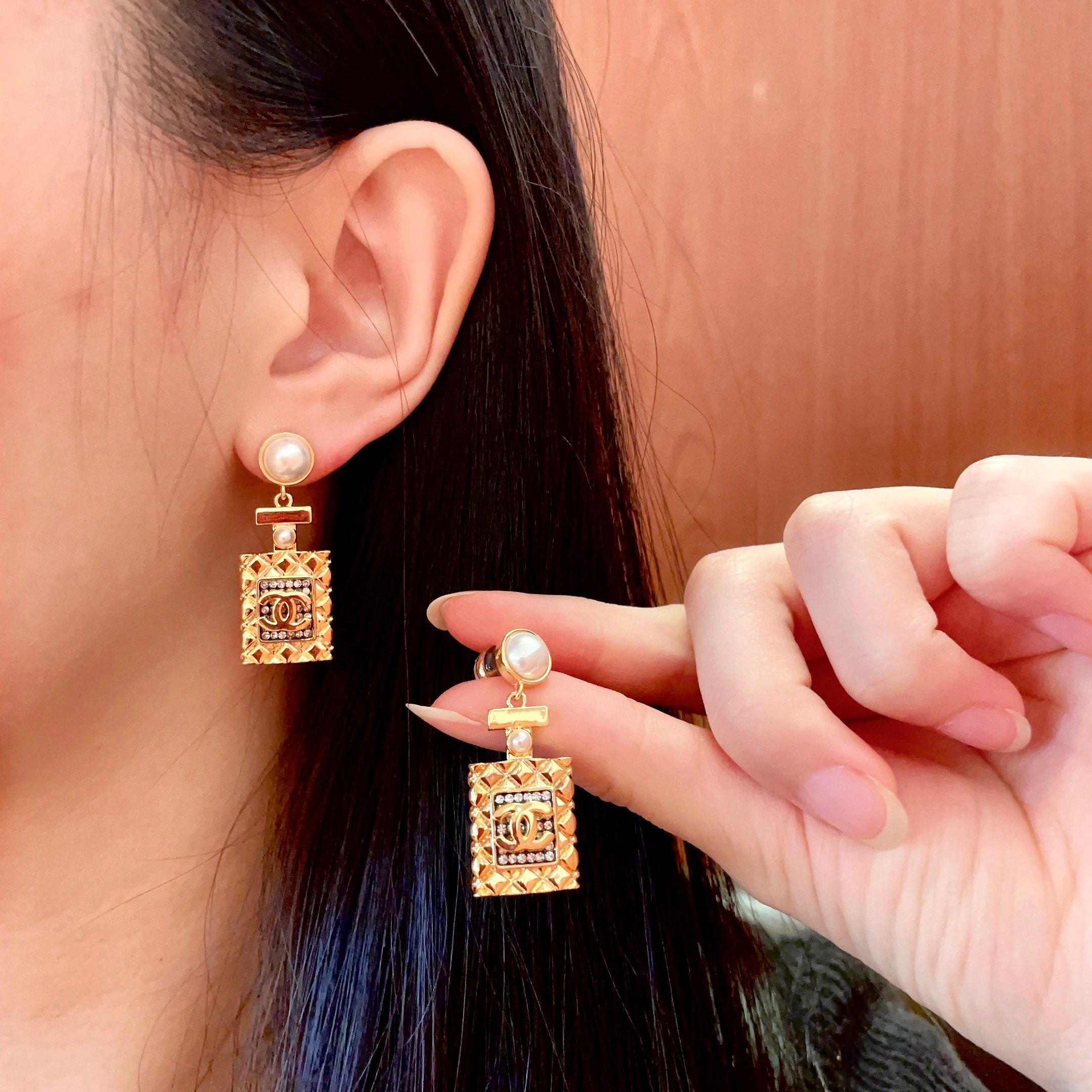  Chanel香奈儿 中古 耳钉👀小香家的款式真心无需多介绍😘🎶每一款都超好看，精致大方，非常显气质.