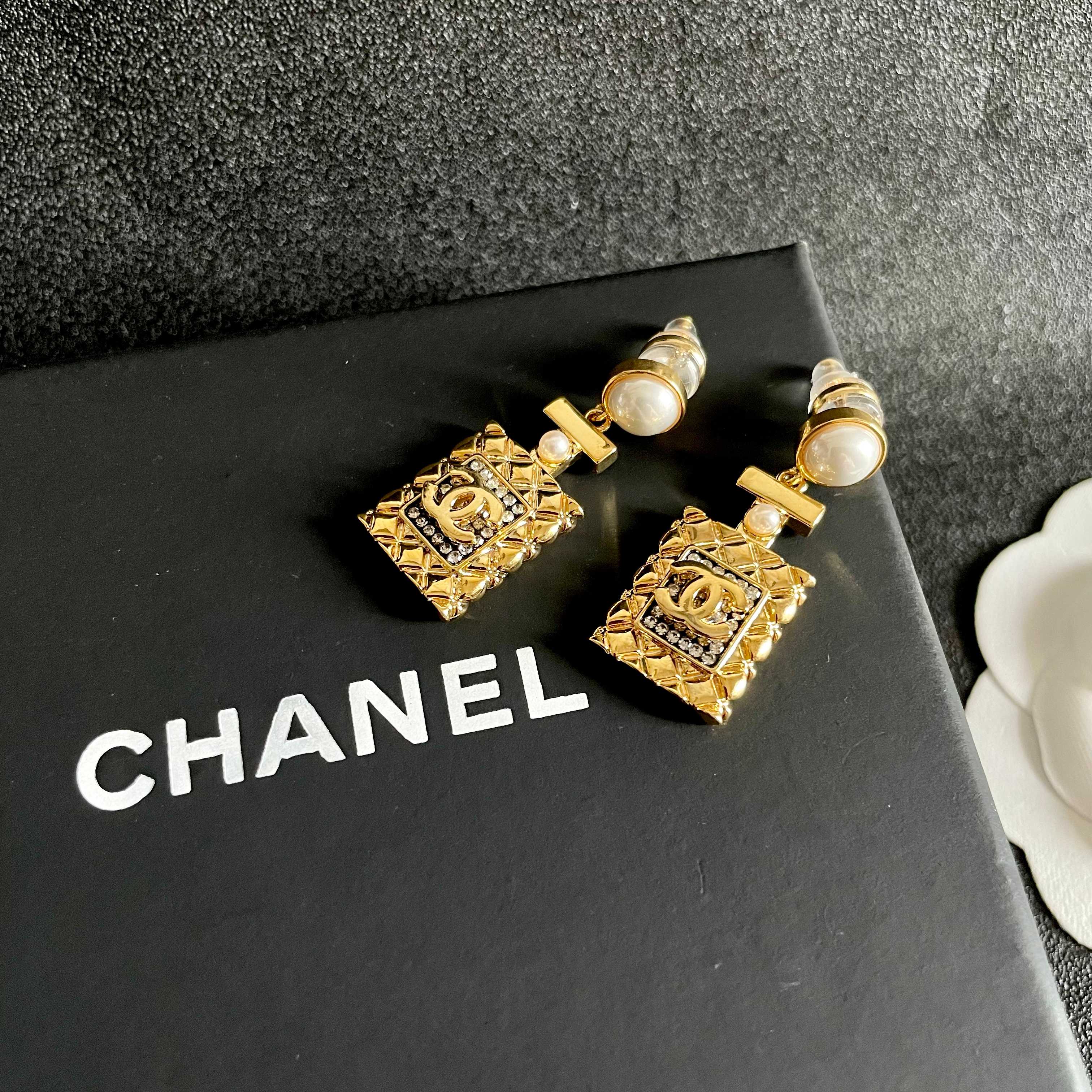  Chanel香奈儿 中古 耳钉👀小香家的款式真心无需多介绍😘🎶每一款都超好看，精致大方，非常显气质.