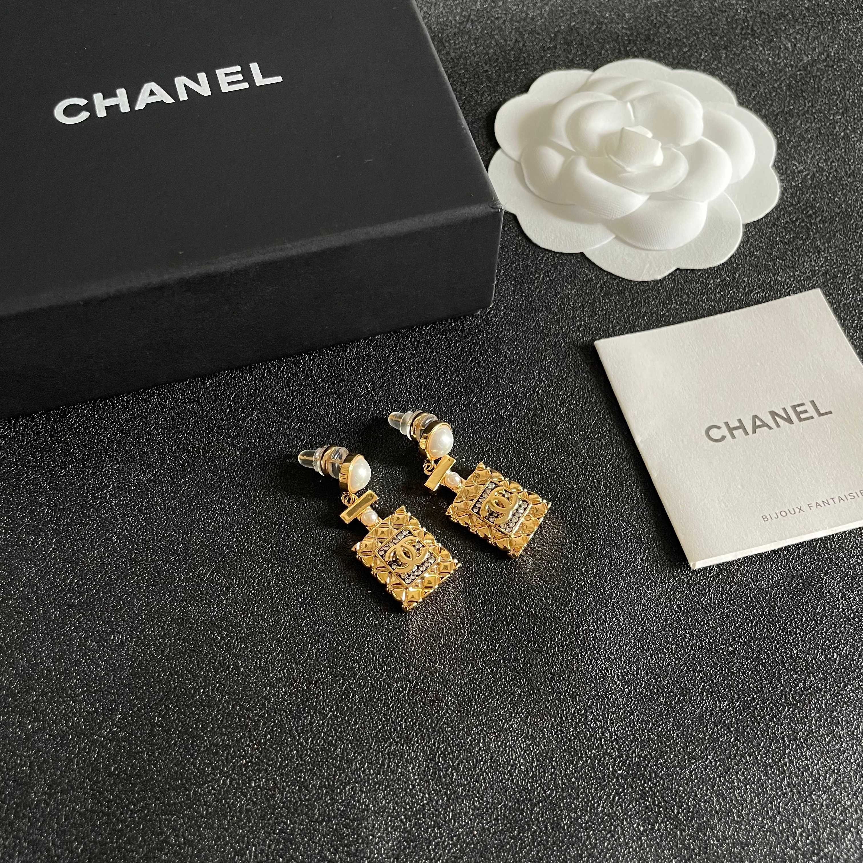  Chanel香奈儿 中古 耳钉👀小香家的款式真心无需多介绍😘🎶每一款都超好看，精致大方，非常显气质.