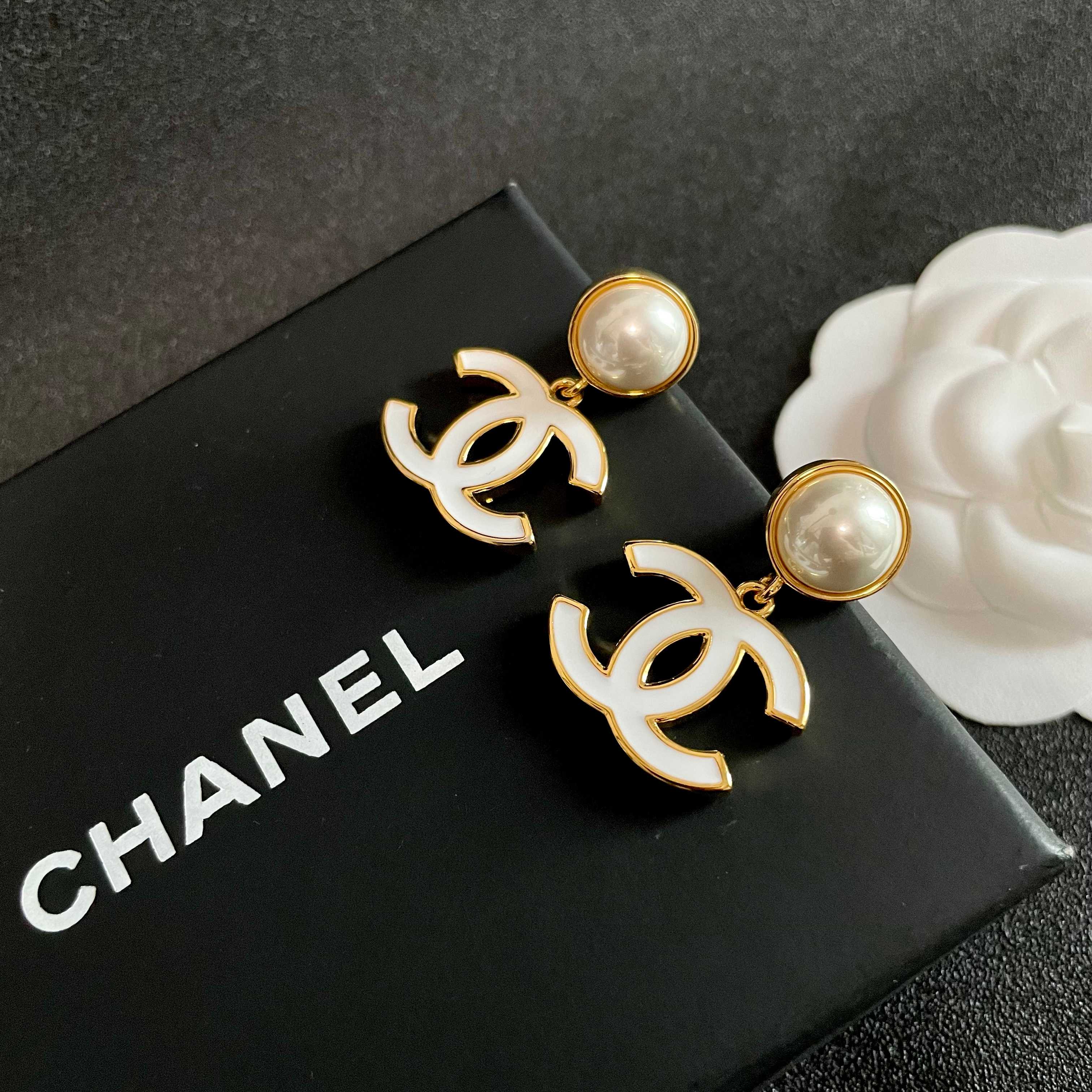  Chanel香奈儿 中古 耳钉👀小香家的款式真心无需多介绍😘🎶每一款都超好看，精致大方，非常显气质.