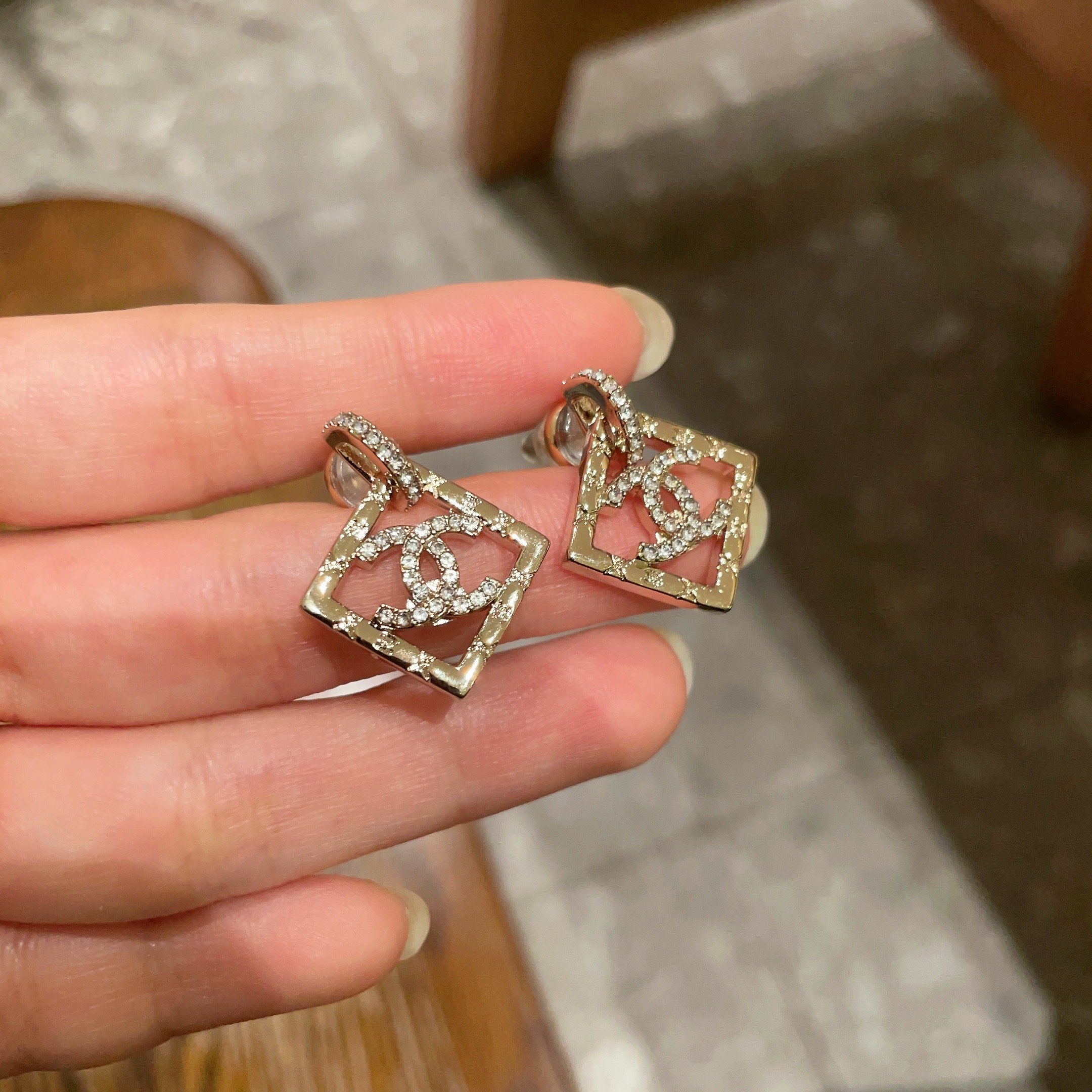  Chanel香奈儿 中古 耳钉👀小香家的款式真心无需多介绍😘🎶每一款都超好看，精致大方，非常显气质.