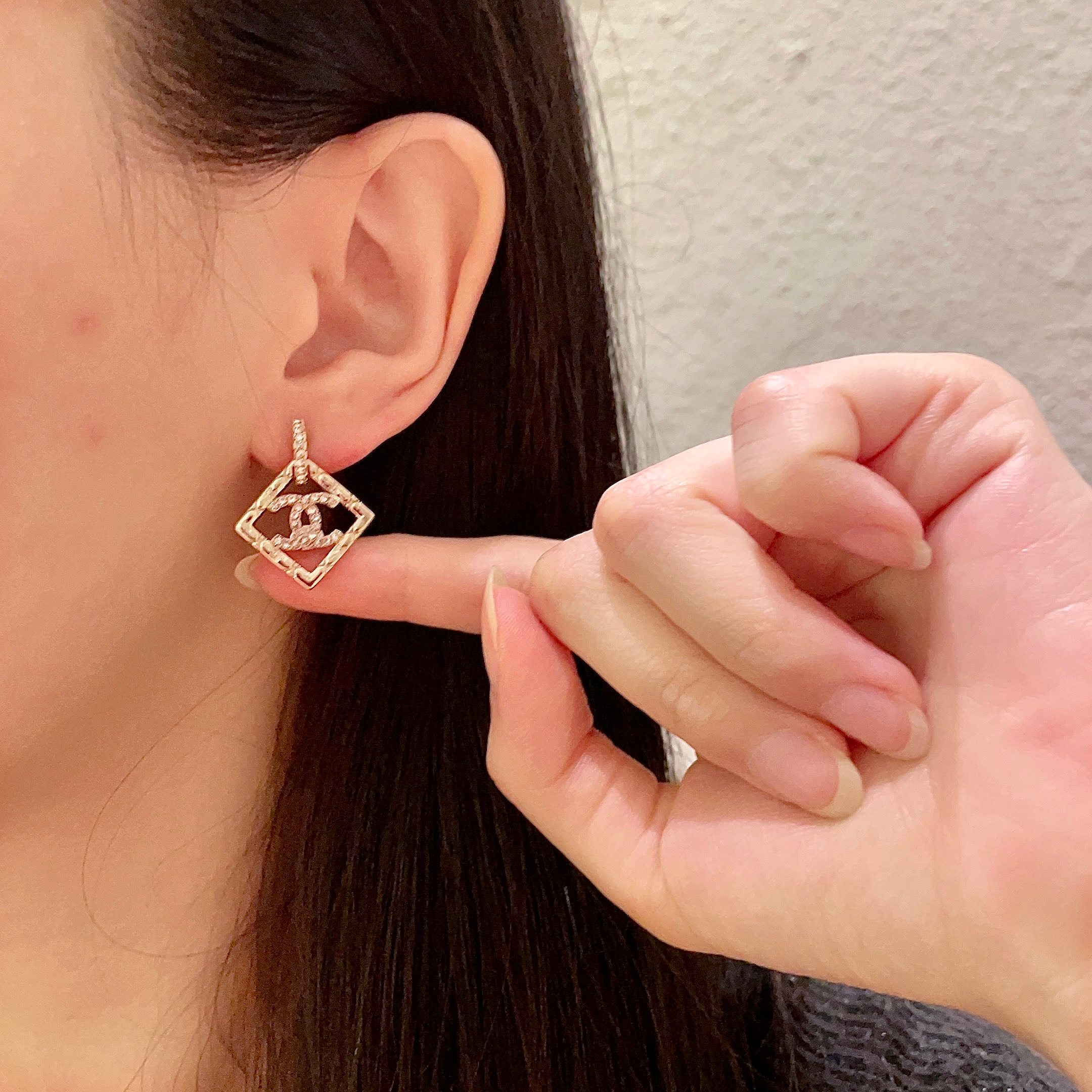  Chanel香奈儿 中古 耳钉👀小香家的款式真心无需多介绍😘🎶每一款都超好看，精致大方，非常显气质.