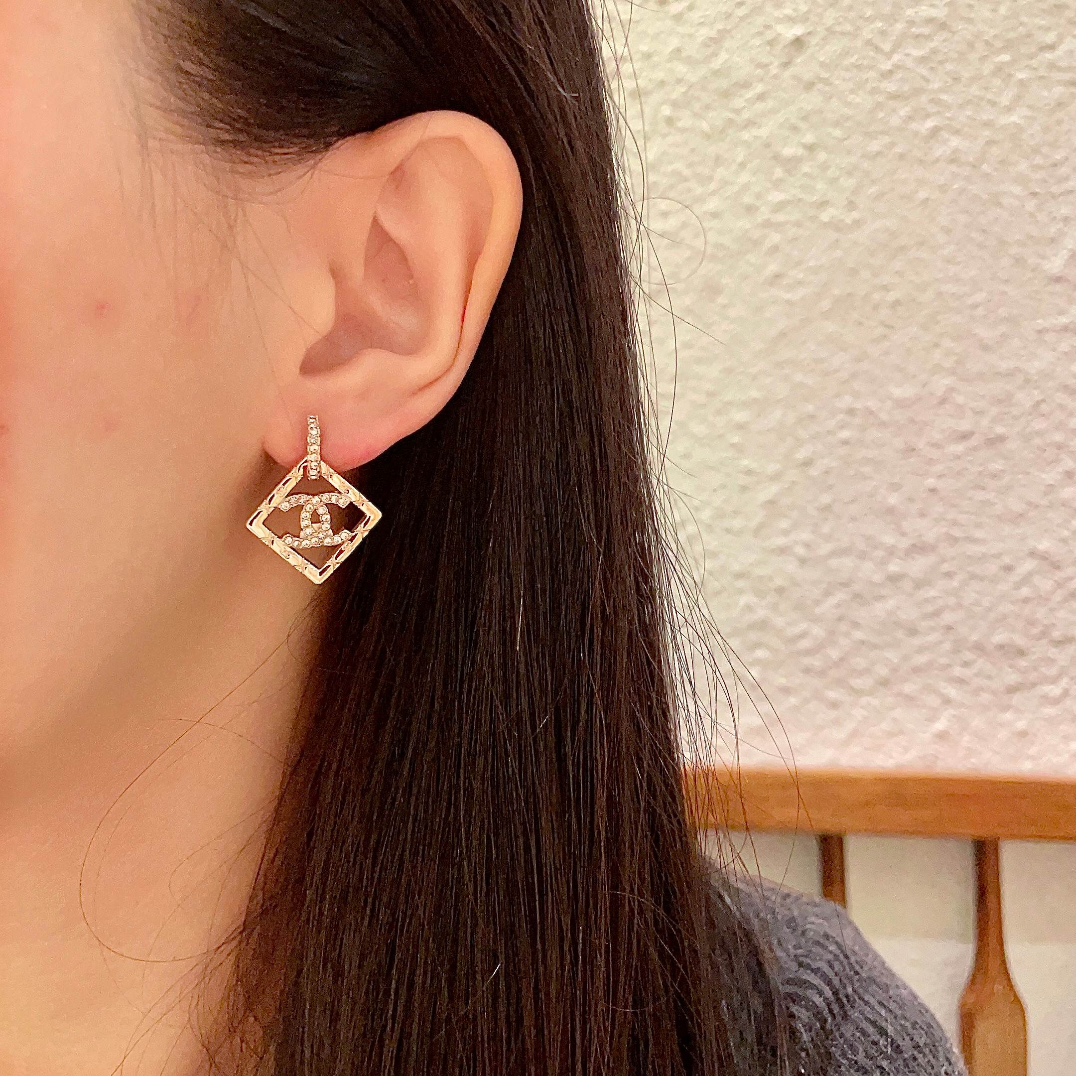  Chanel香奈儿 中古 耳钉👀小香家的款式真心无需多介绍😘🎶每一款都超好看，精致大方，非常显气质.