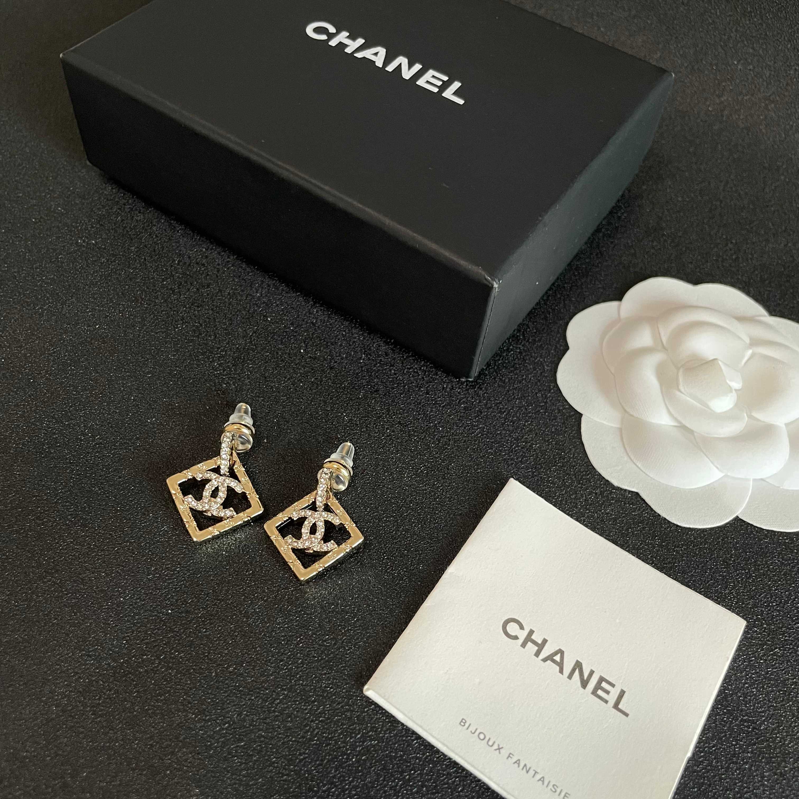  Chanel香奈儿 中古 耳钉👀小香家的款式真心无需多介绍😘🎶每一款都超好看，精致大方，非常显气质.