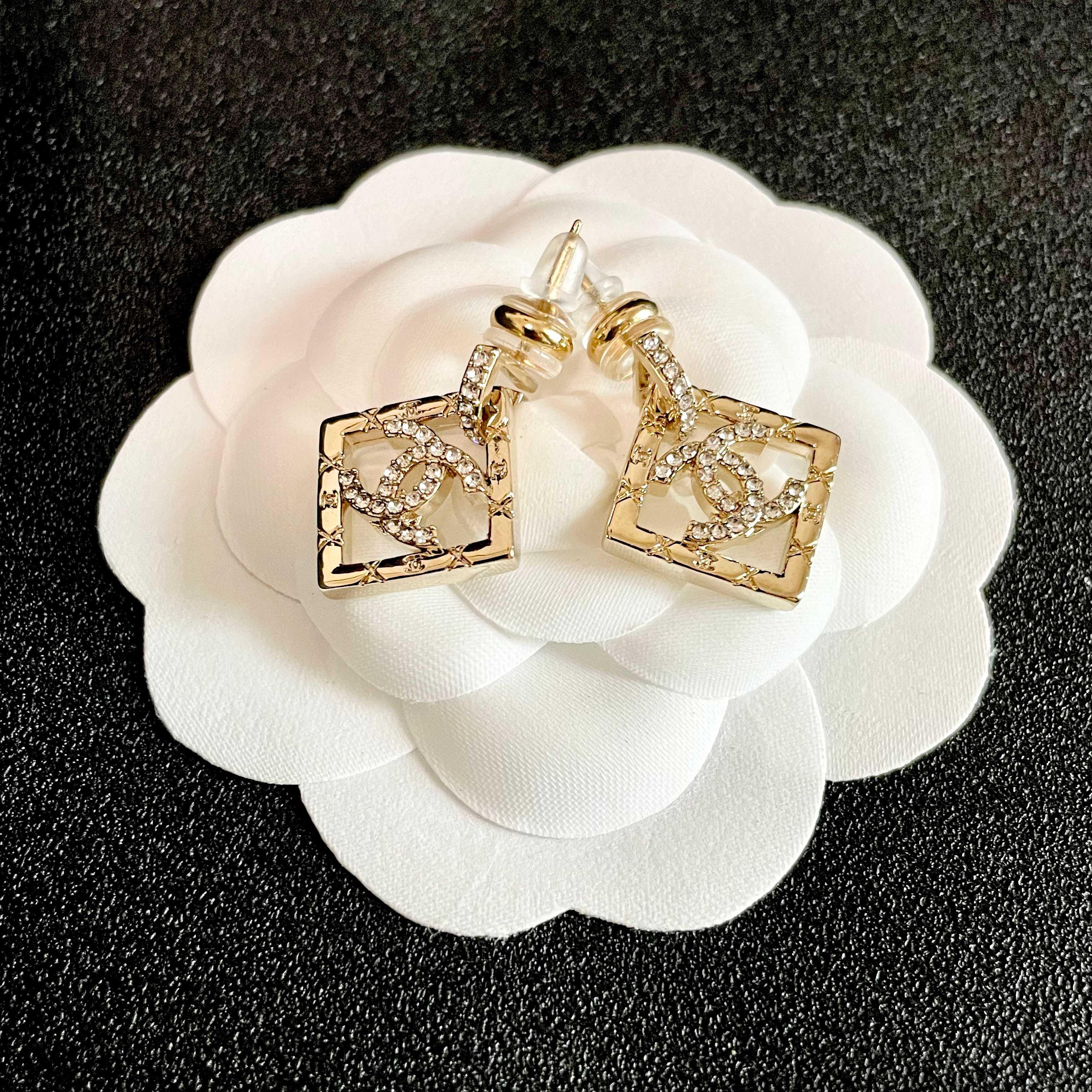  Chanel香奈儿 中古 耳钉👀小香家的款式真心无需多介绍😘🎶每一款都超好看，精致大方，非常显气质.