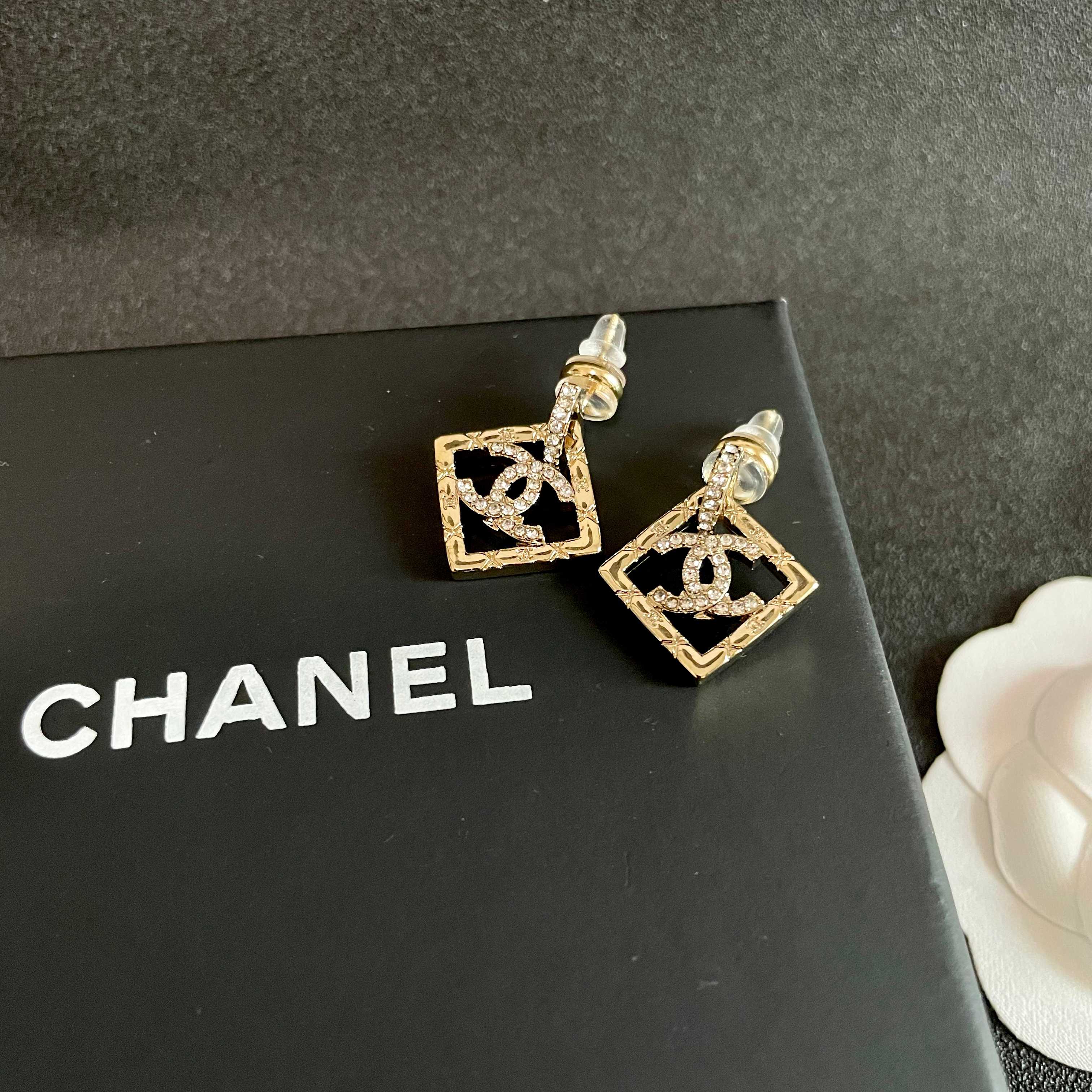  Chanel香奈儿 中古 耳钉👀小香家的款式真心无需多介绍😘🎶每一款都超好看，精致大方，非常显气质.