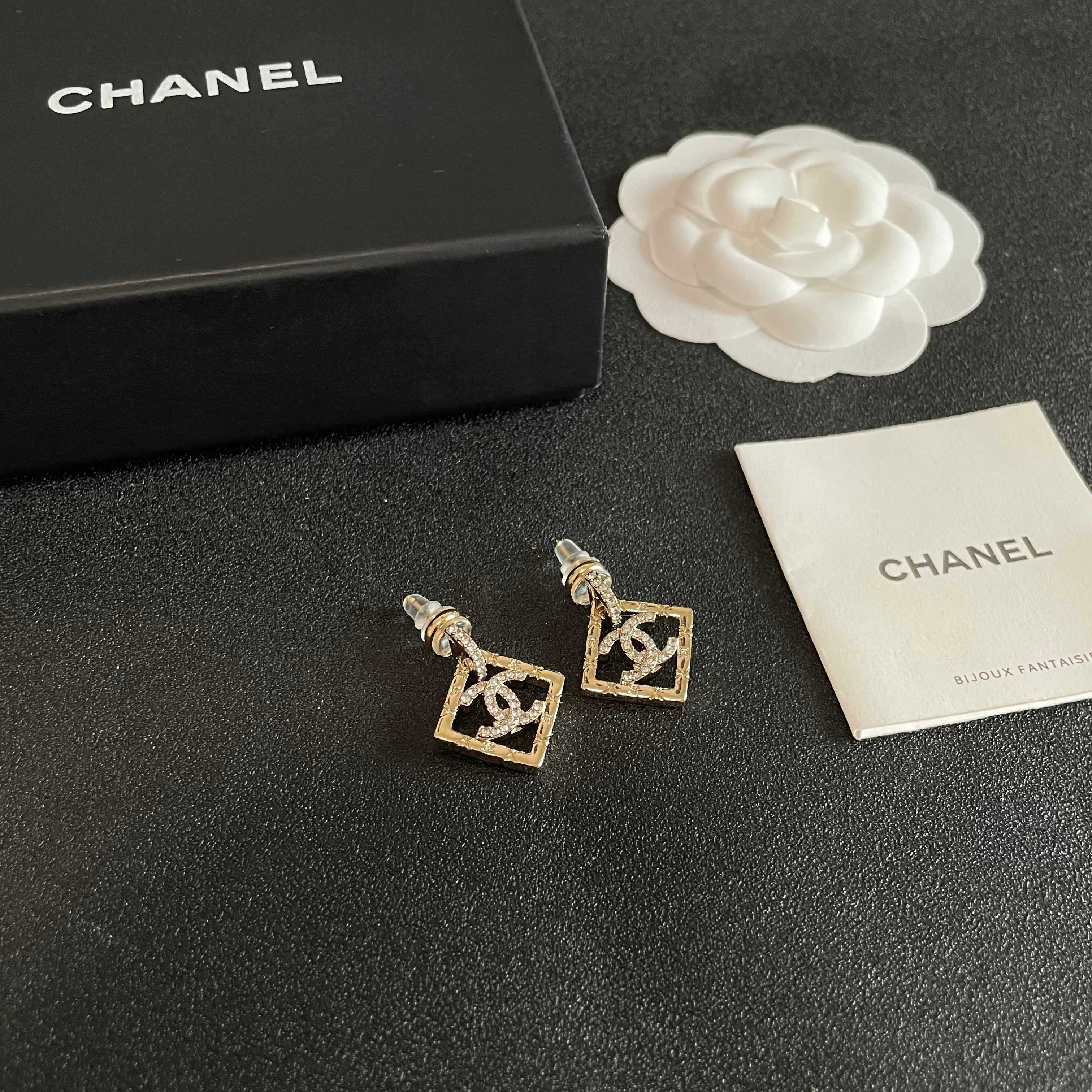  Chanel香奈儿 中古 耳钉👀小香家的款式真心无需多介绍😘🎶每一款都超好看，精致大方，非常显气质.