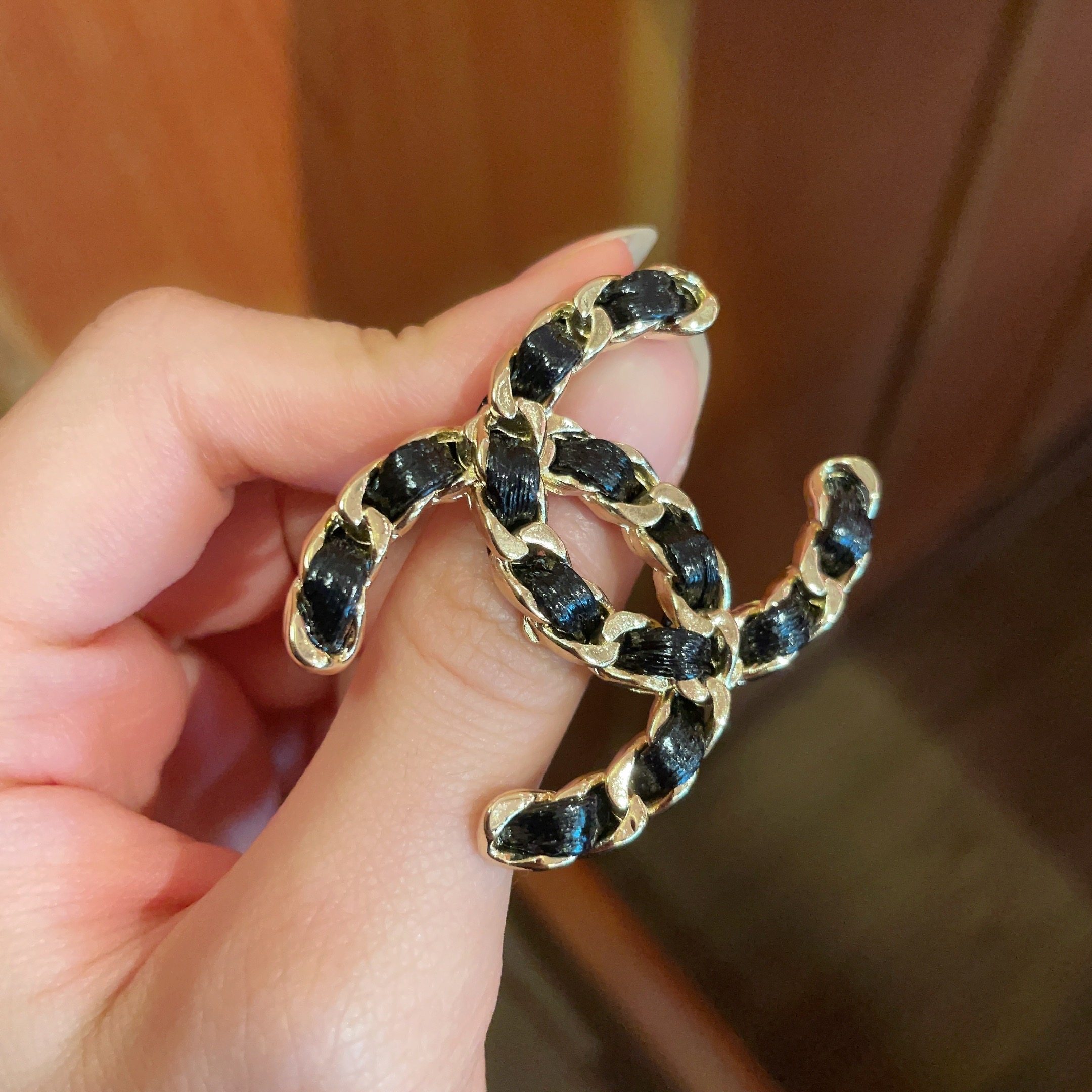  CHANEL🇫🇷小香 专柜新款同步上新香奈儿胸针，是最懂女人的饰物。那些倾注了全部心血去做自己的女人，