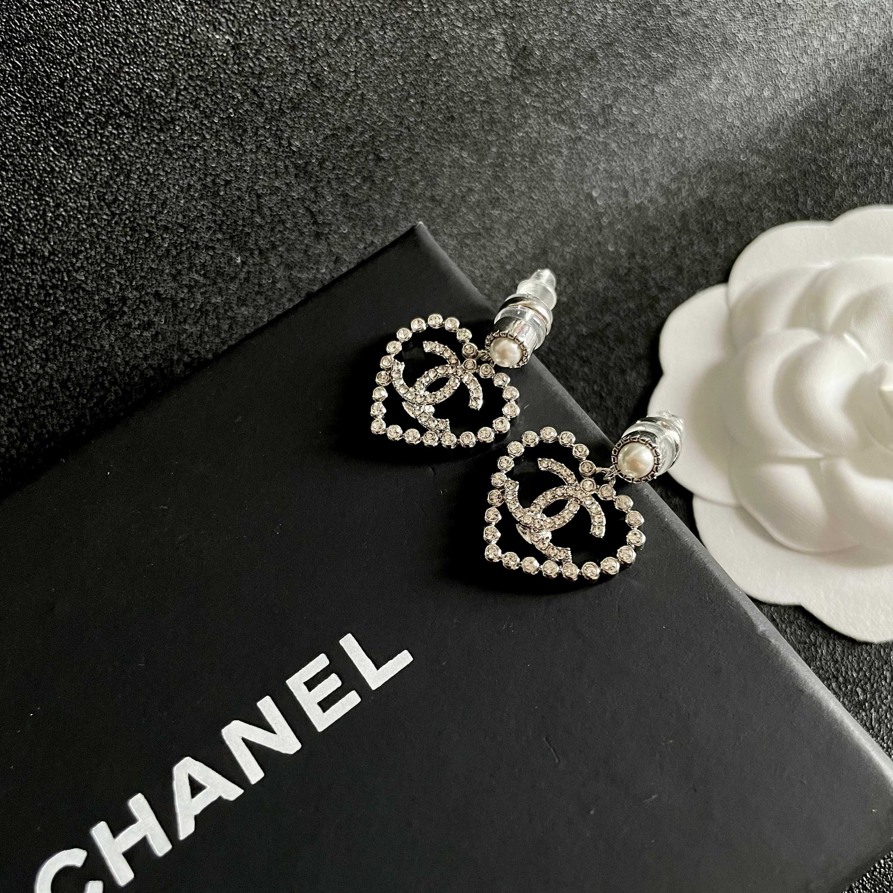  Chanel香奈儿 中古 耳钉👀小香家的款式真心无需多介绍😘🎶每一款都超好看，精致大方，非常显气质.