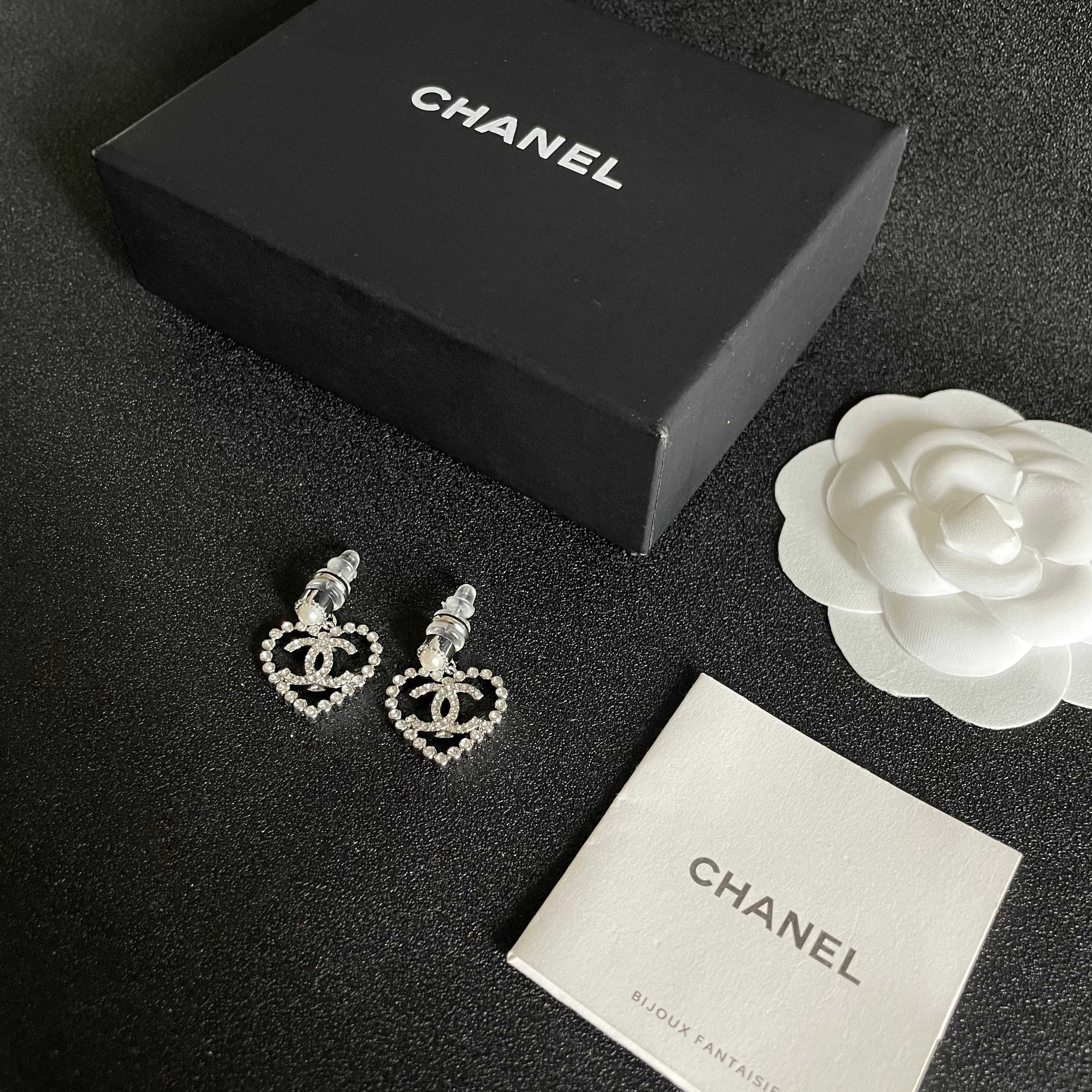  Chanel香奈儿 中古 耳钉👀小香家的款式真心无需多介绍😘🎶每一款都超好看，精致大方，非常显气质.