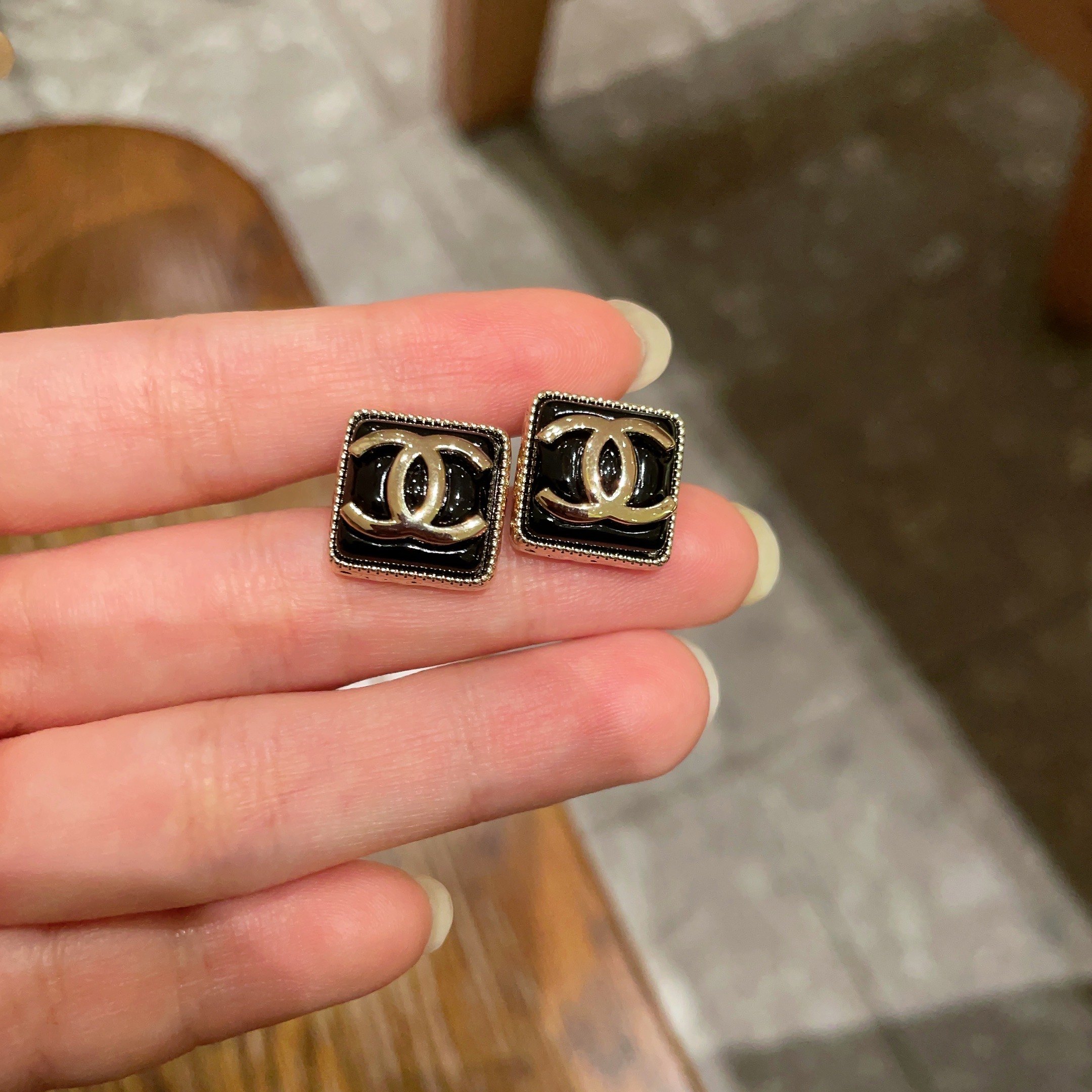 Chanel香奈儿 中古 耳钉👀小香家的款式真心无需多介绍😘🎶每一款都超好看，精致大方，非常显气质.