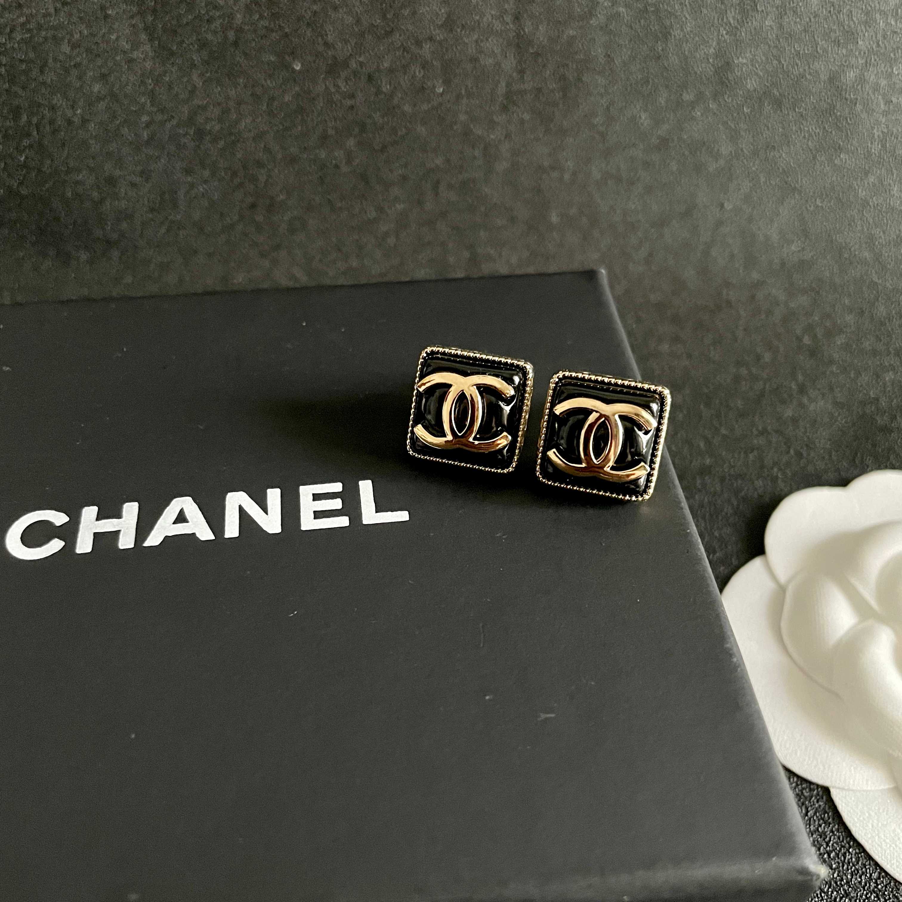  Chanel香奈儿 中古 耳钉👀小香家的款式真心无需多介绍😘🎶每一款都超好看，精致大方，非常显气质.