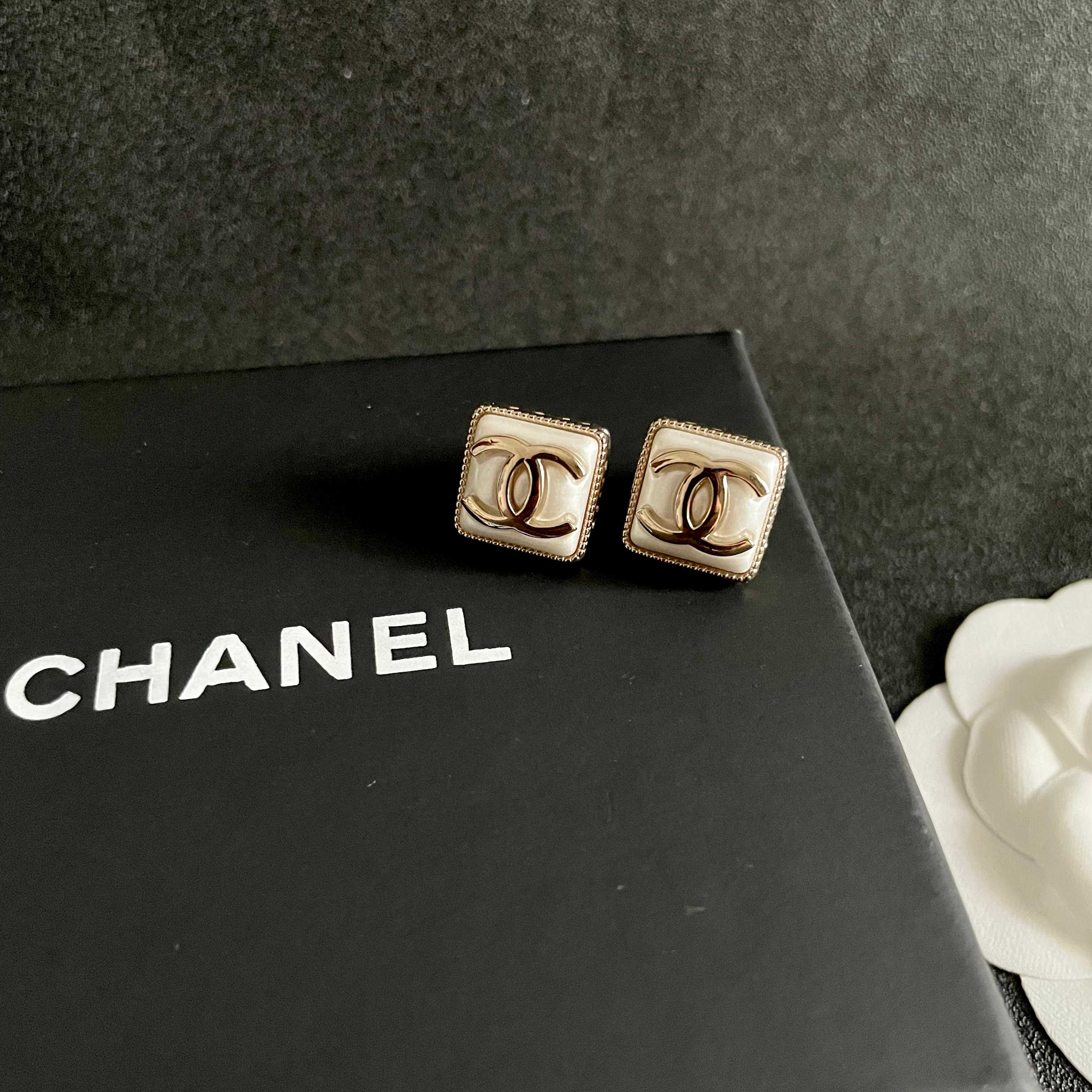  Chanel香奈儿 中古 耳钉👀小香家的款式真心无需多介绍😘🎶每一款都超好看，精致大方，非常显气质.