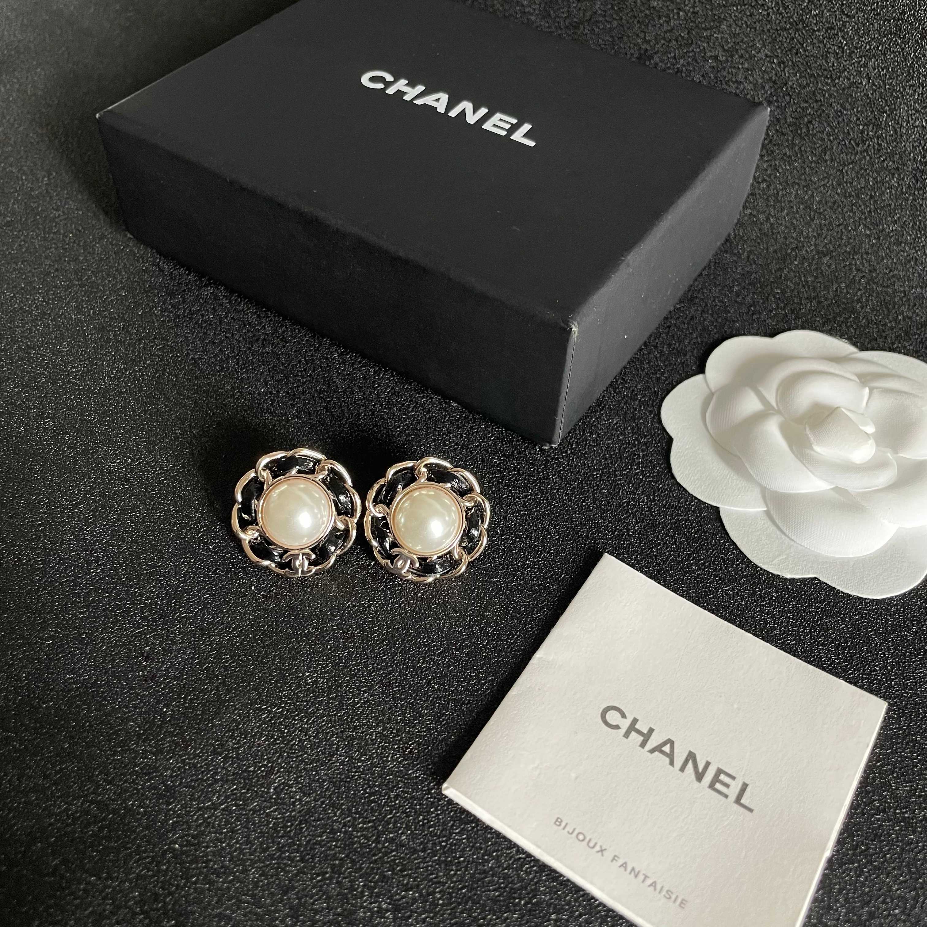  Chanel香奈儿 中古 耳钉👀小香家的款式真心无需多介绍😘🎶每一款都超好看，精致大方，非常显气质.