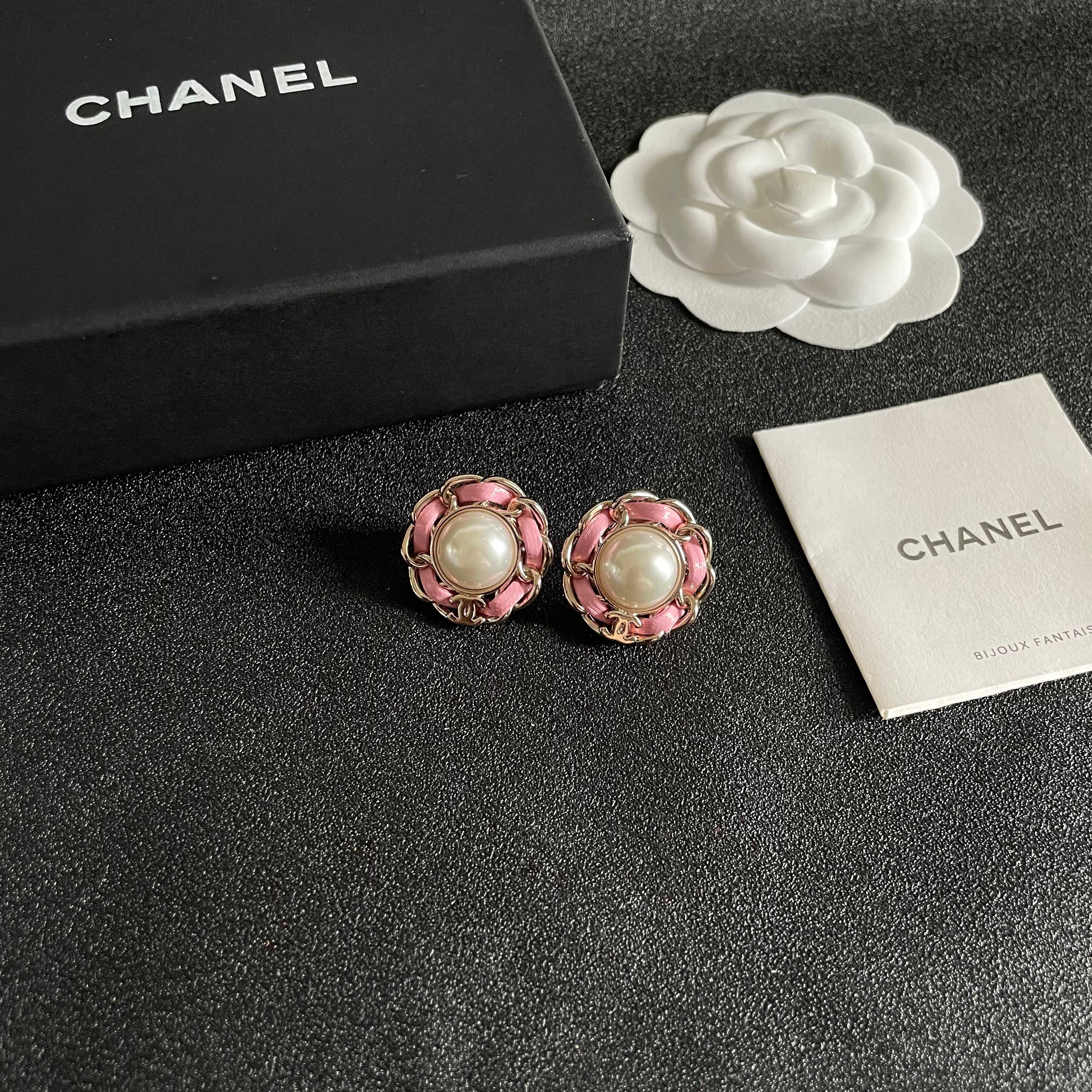  Chanel香奈儿 中古 耳钉👀小香家的款式真心无需多介绍😘🎶每一款都超好看，精致大方，非常显气质.