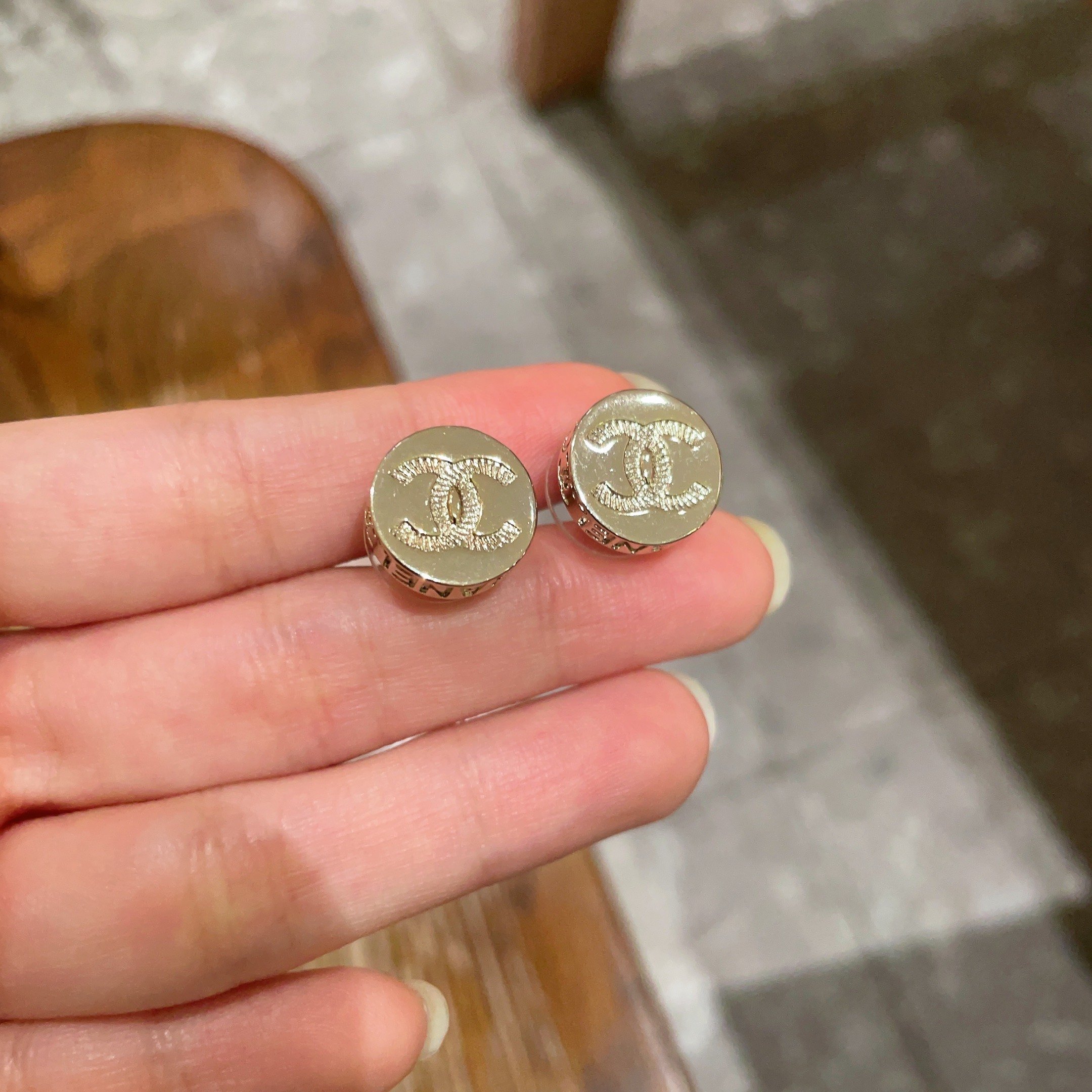  Chanel香奈儿 中古 耳钉👀小香家的款式真心无需多介绍😘🎶每一款都超好看，精致大方，非常显气质.