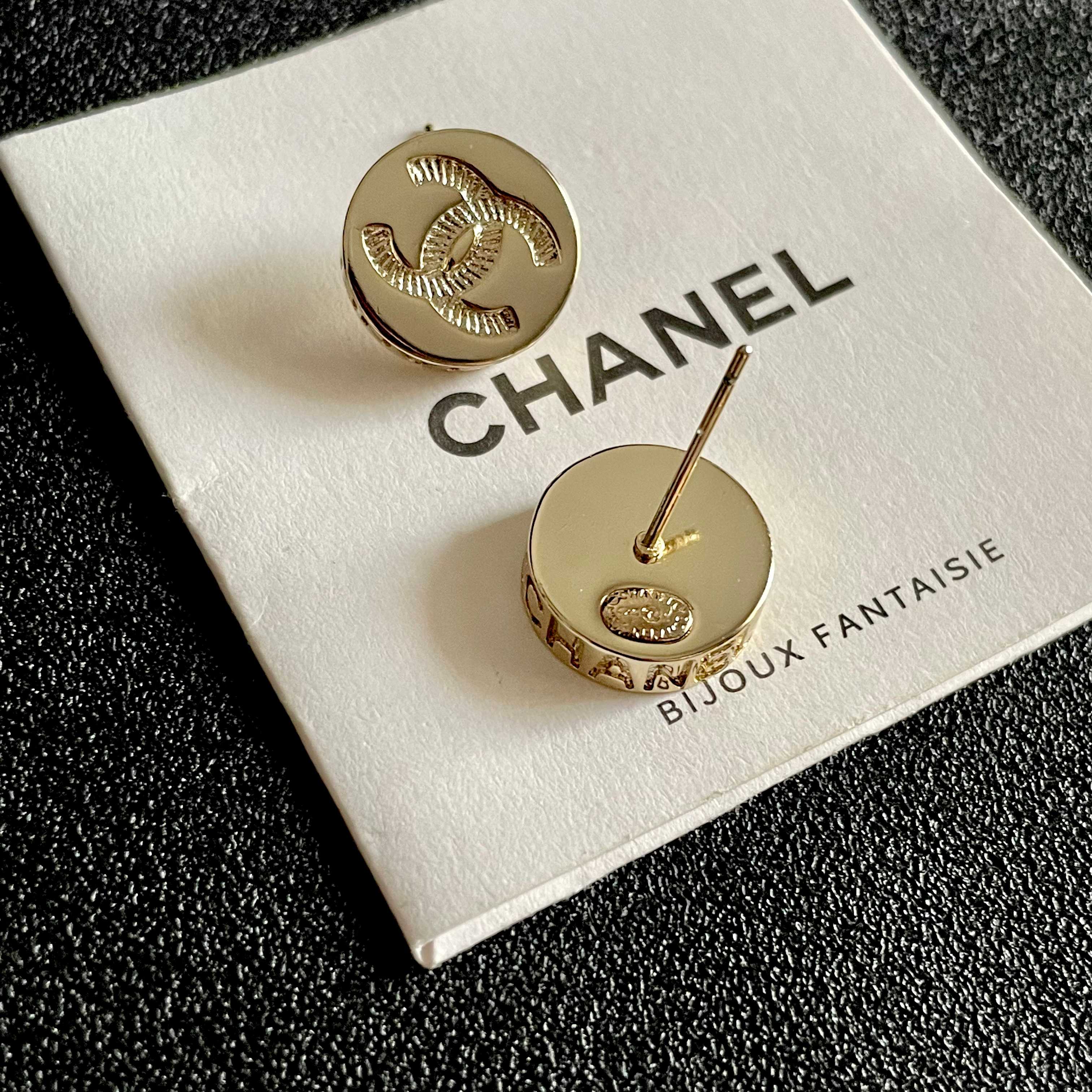  Chanel香奈儿 中古 耳钉👀小香家的款式真心无需多介绍😘🎶每一款都超好看，精致大方，非常显气质.