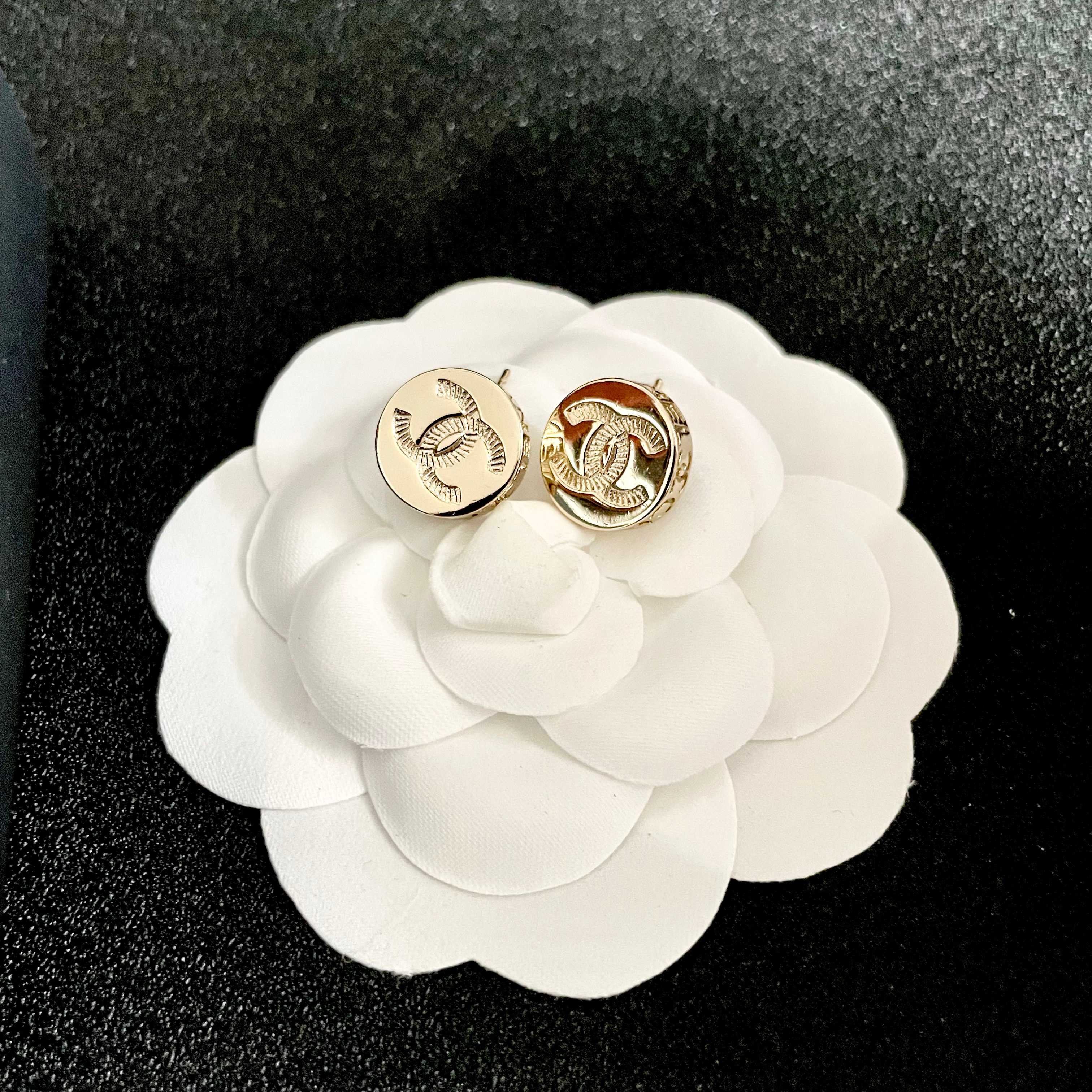  Chanel香奈儿 中古 耳钉👀小香家的款式真心无需多介绍😘🎶每一款都超好看，精致大方，非常显气质.