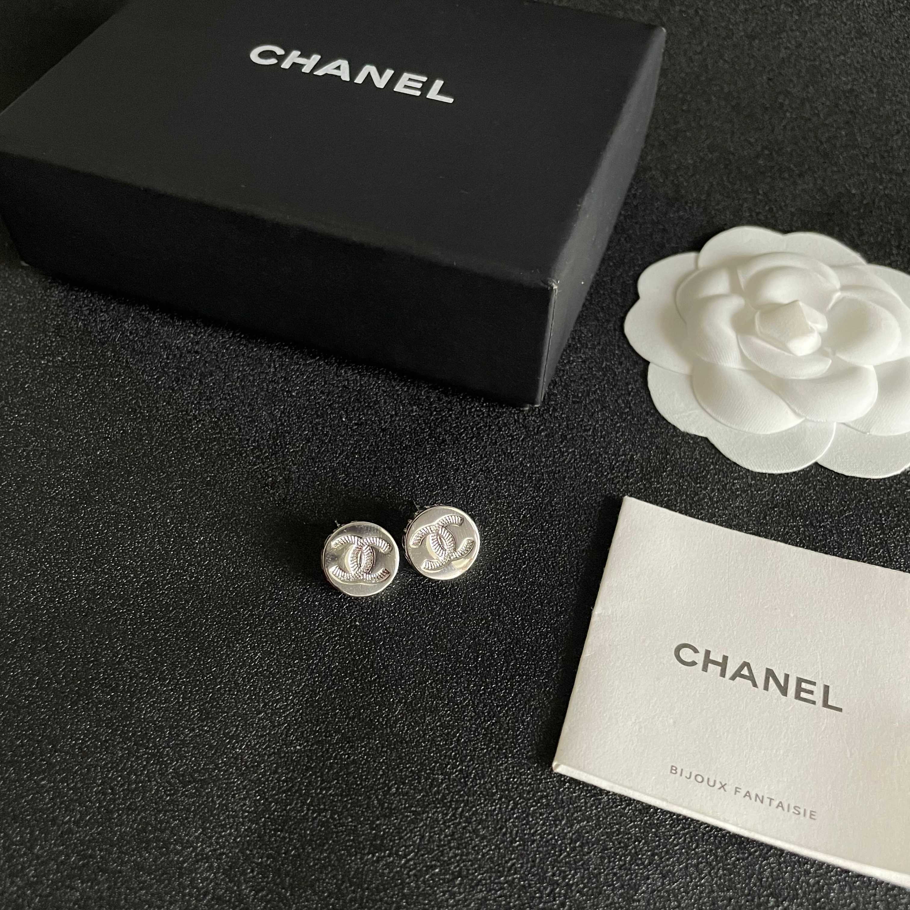  Chanel香奈儿 中古 耳钉👀小香家的款式真心无需多介绍😘🎶每一款都超好看，精致大方，非常显气质.