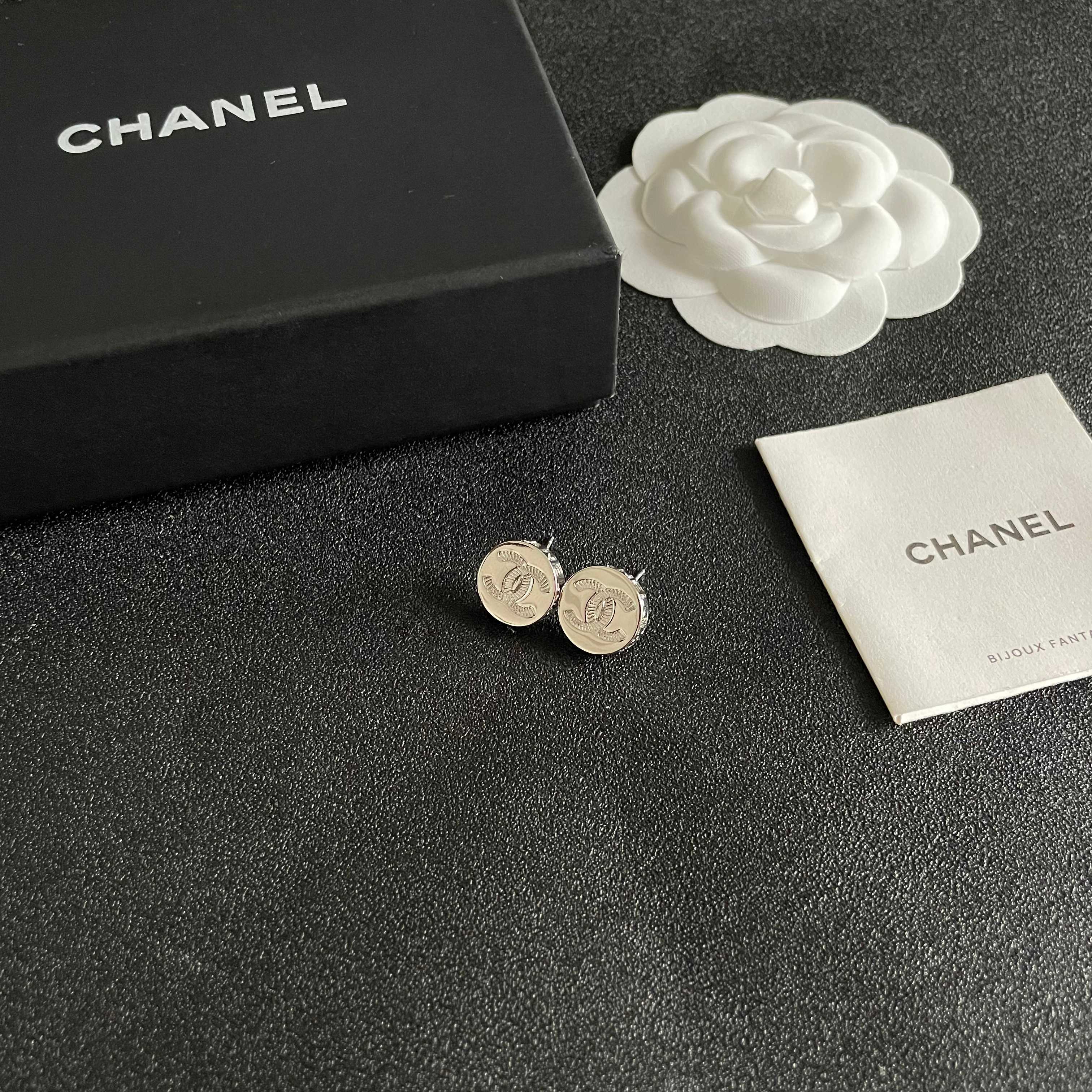 Chanel香奈儿 中古 耳钉👀小香家的款式真心无需多介绍😘🎶每一款都超好看，精致大方，非常显气质.