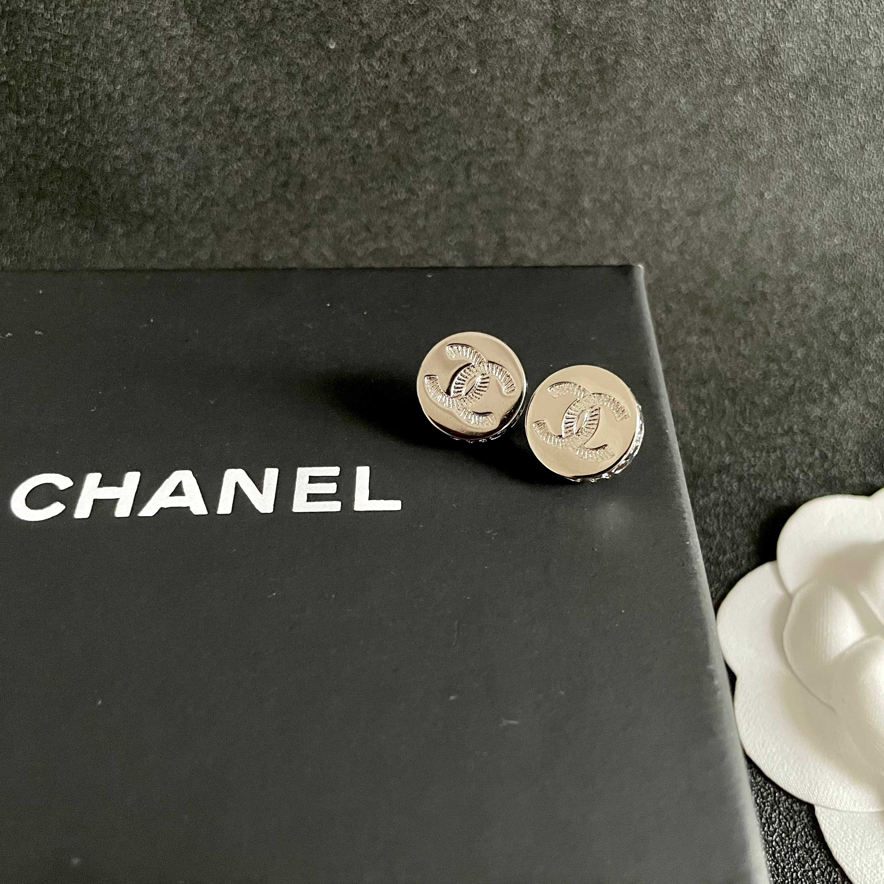  Chanel香奈儿 中古 耳钉👀小香家的款式真心无需多介绍😘🎶每一款都超好看，精致大方，非常显气质.