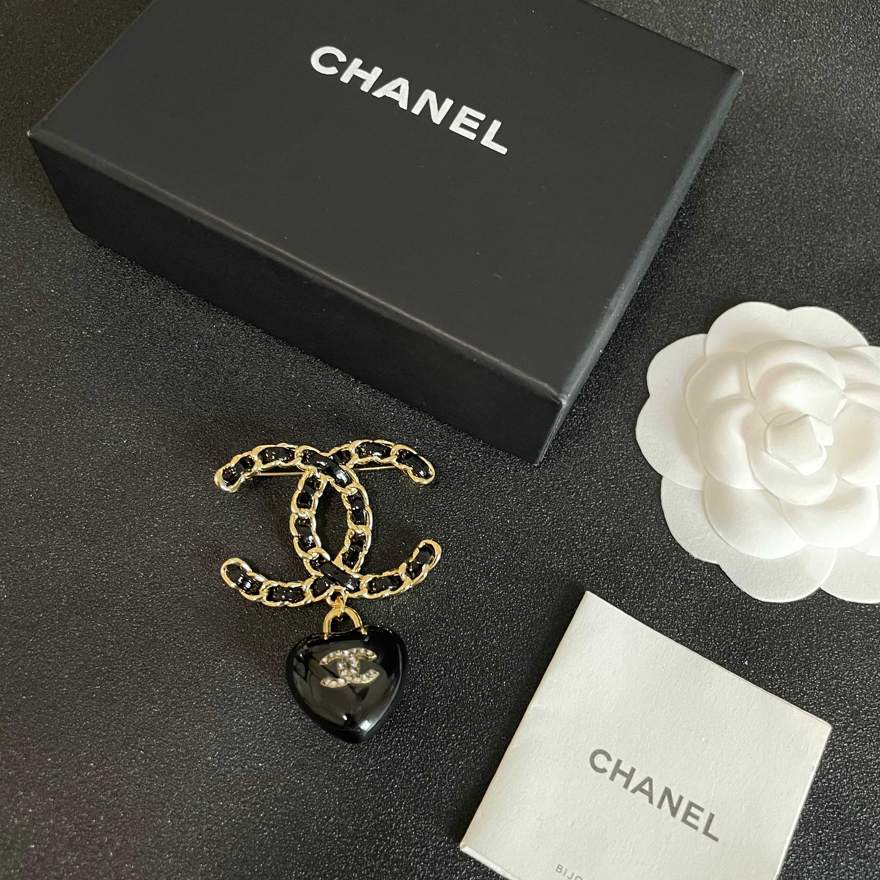  CHANEL🇫🇷小香 专柜新款同步上新香奈儿胸针，是最懂女人的饰物。那些倾注了全部心血去做自己的女人，