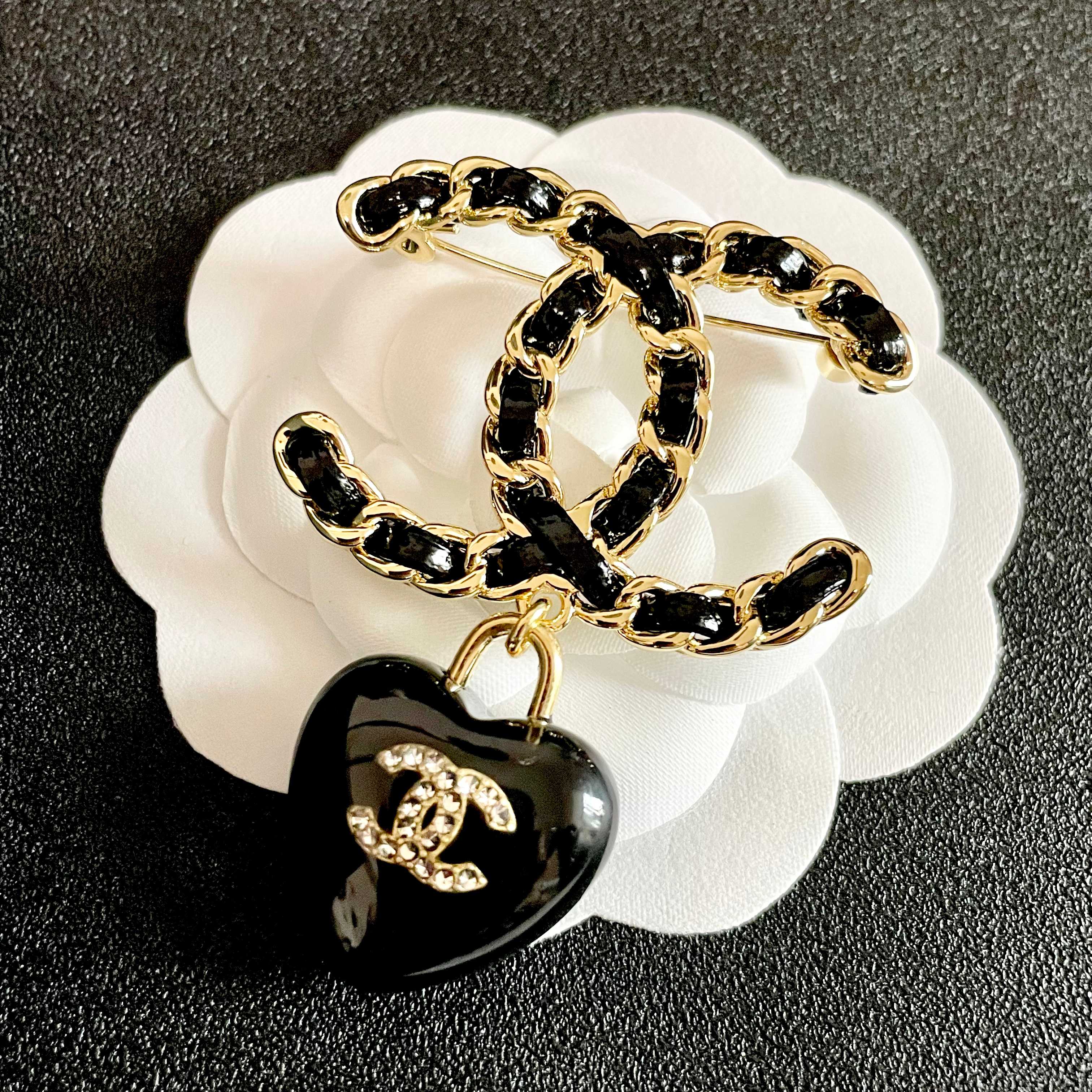  CHANEL🇫🇷小香 专柜新款同步上新香奈儿胸针，是最懂女人的饰物。那些倾注了全部心血去做自己的女人，