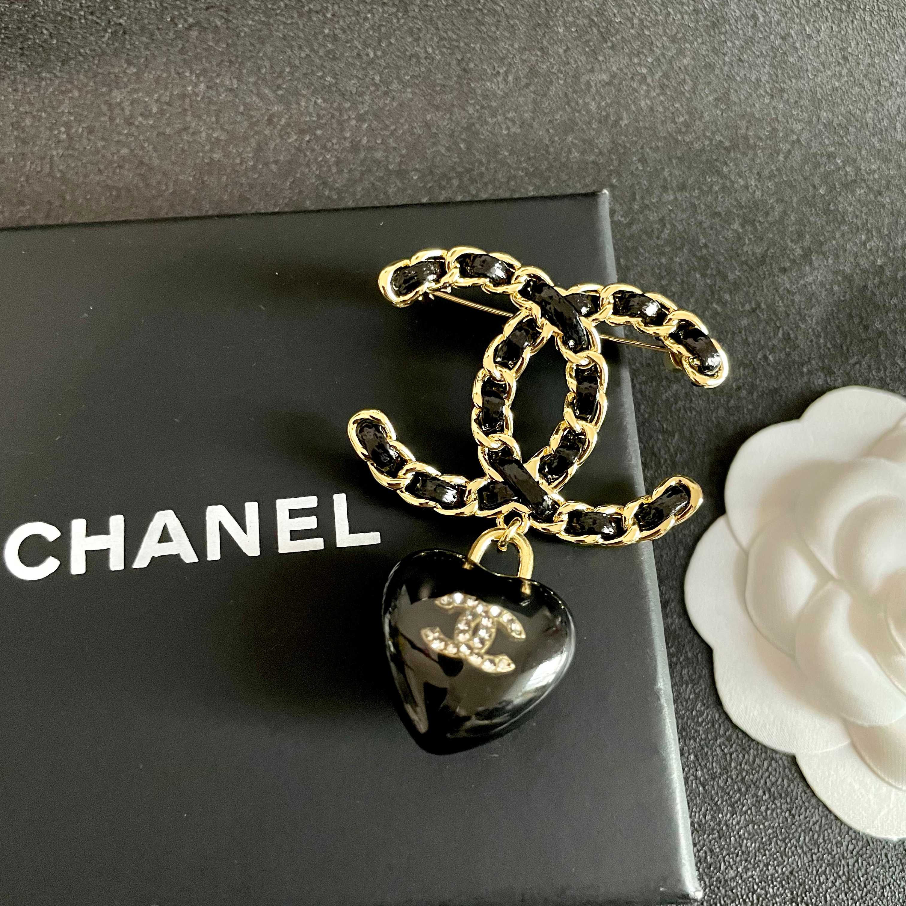  CHANEL🇫🇷小香 专柜新款同步上新香奈儿胸针，是最懂女人的饰物。那些倾注了全部心血去做自己的女人，